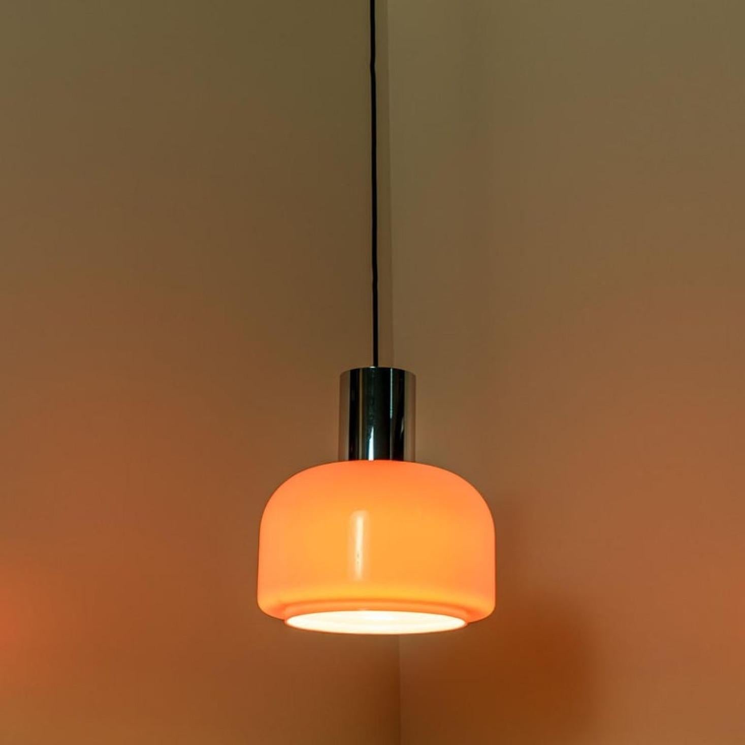 Paire de lampes à suspension Putzler soufflées orange, années 1970 en vente 1