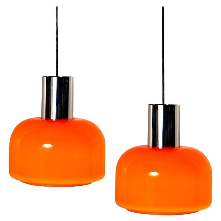 Paar orangefarbene mundgeblasene Peill Putzler-Pendelleuchten, 1970er Jahre