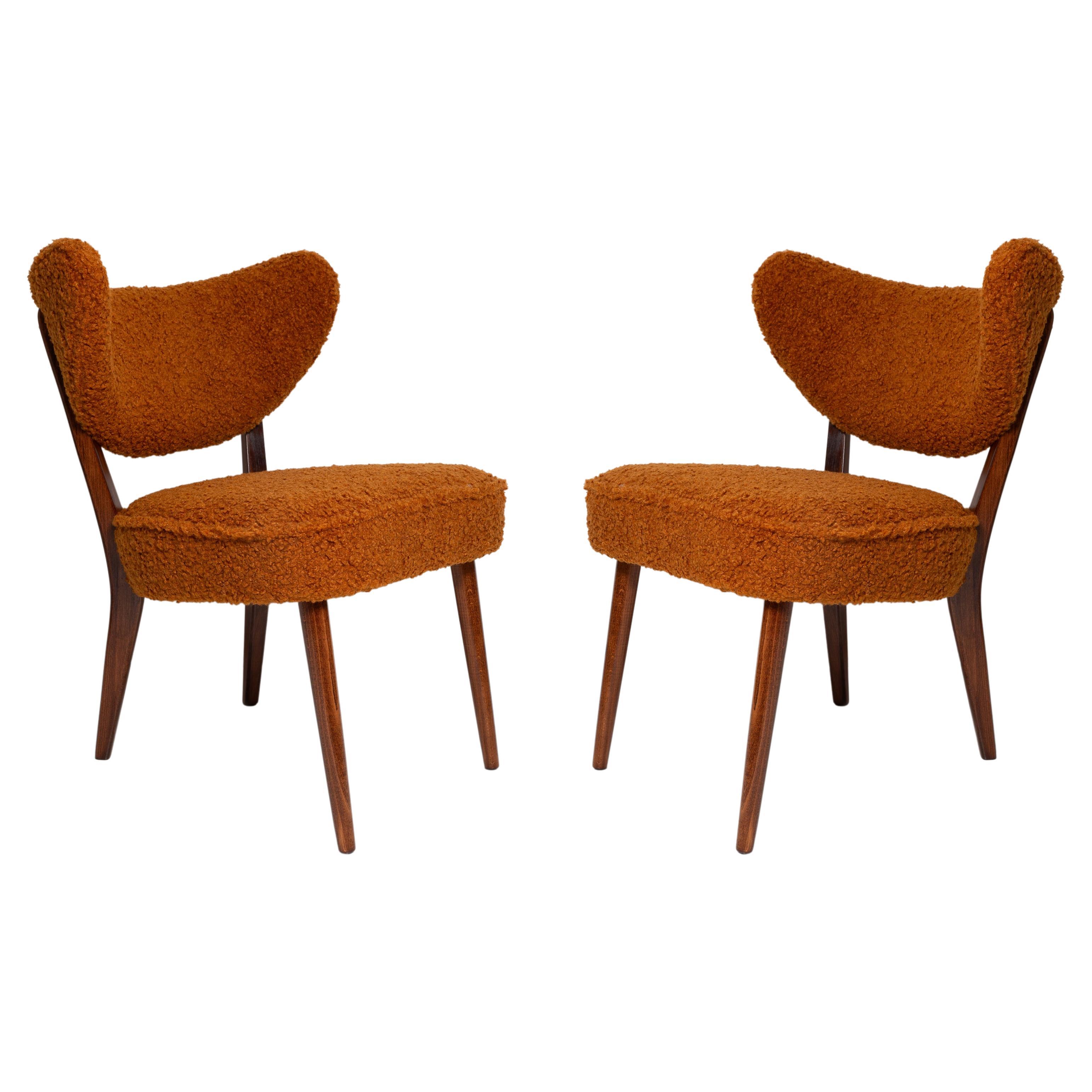 Paire de fauteuils club en coquille de bouclette orange, par Vintola Studio, Europe, Pologne