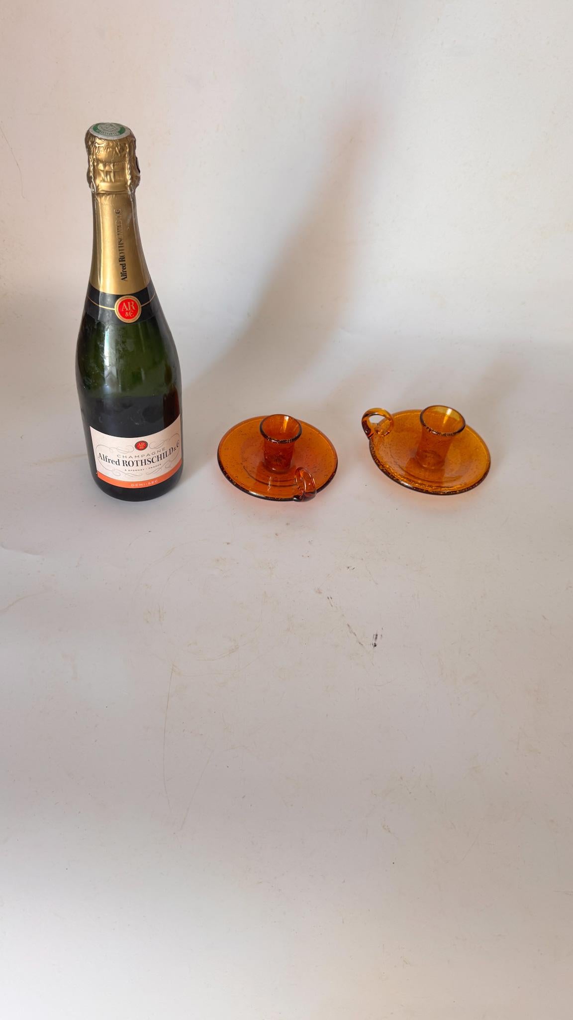 Paire de bougeoirs en verre bullé orange - Biot, France - années 1960

Description :
Il s'agit d'une paire de petits bougeoirs en verre soufflé à la bouche fabriqués par la célèbre verrerie de Biot en France dans les années 1960. Chaque pièce