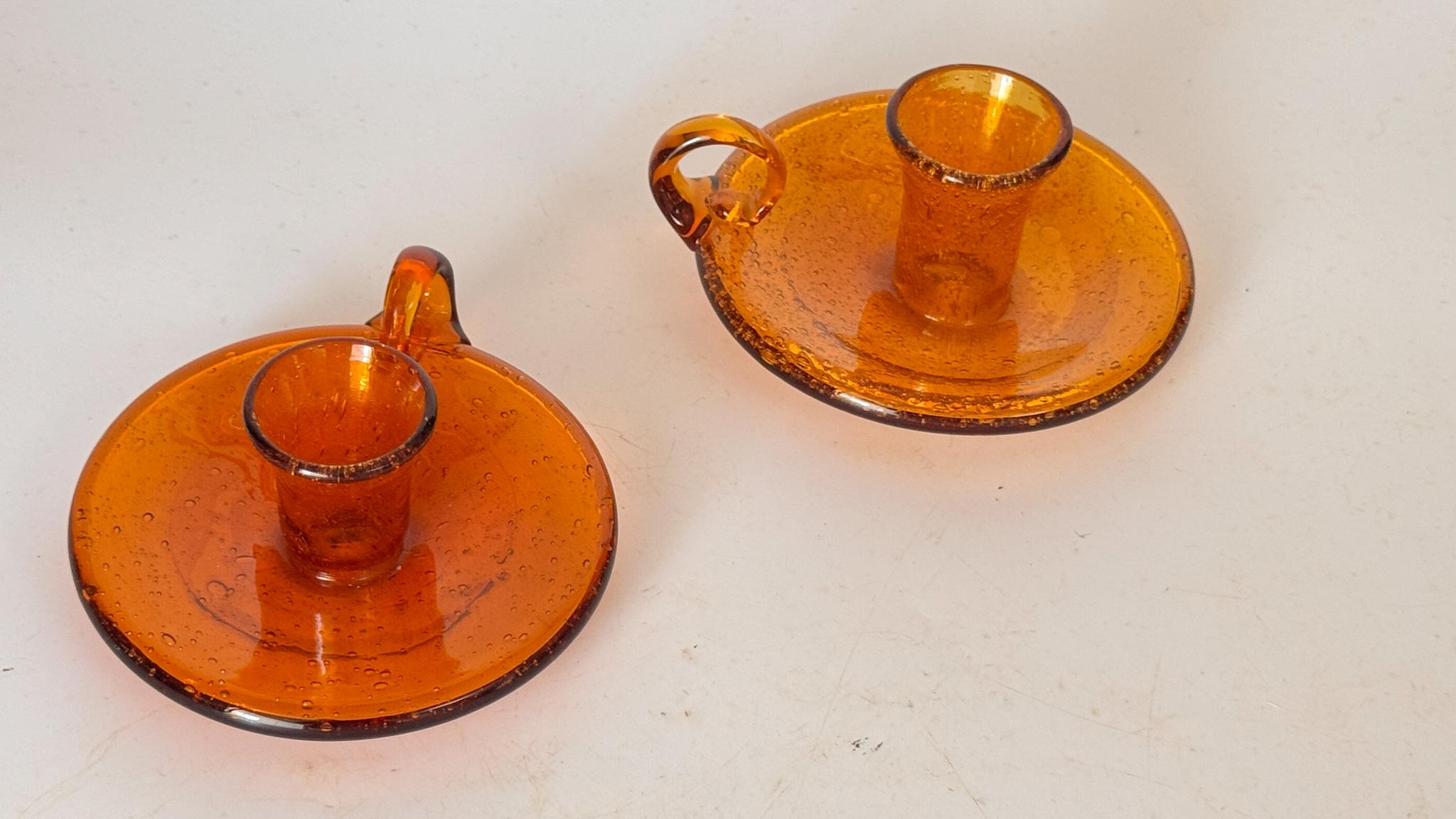 Français Paire de bougeoirs en verre bullé orange - Biot, France - années 1960 en vente