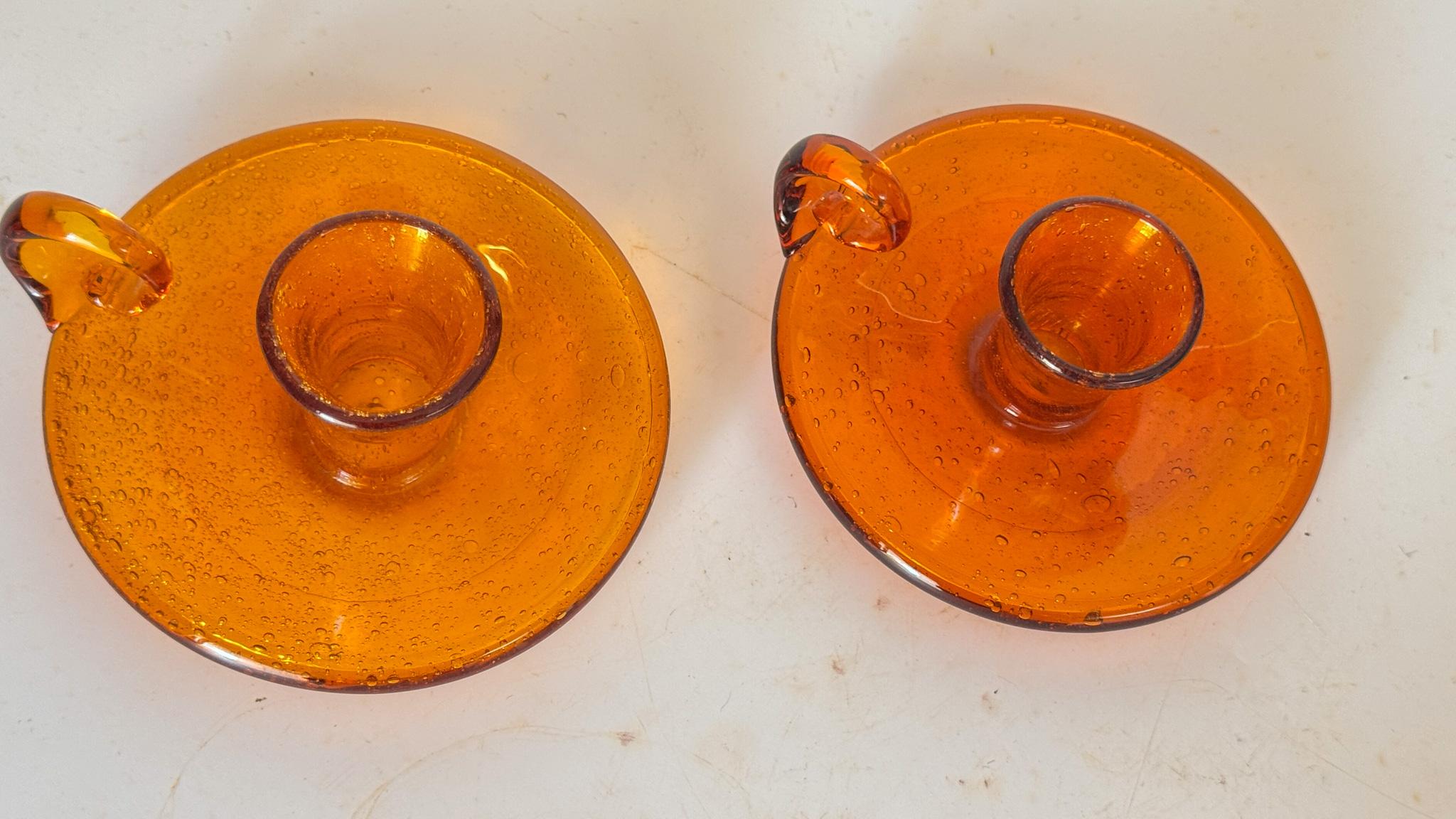 Milieu du XXe siècle Paire de bougeoirs en verre bullé orange - Biot, France - années 1960 en vente
