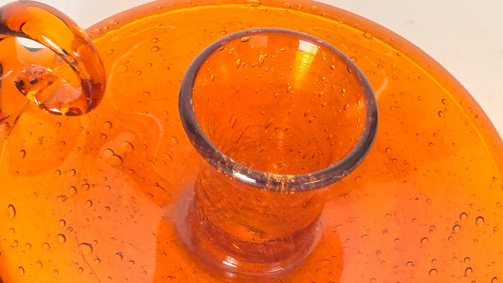 Verre d'art Paire de bougeoirs en verre bullé orange - Biot, France - années 1960 en vente