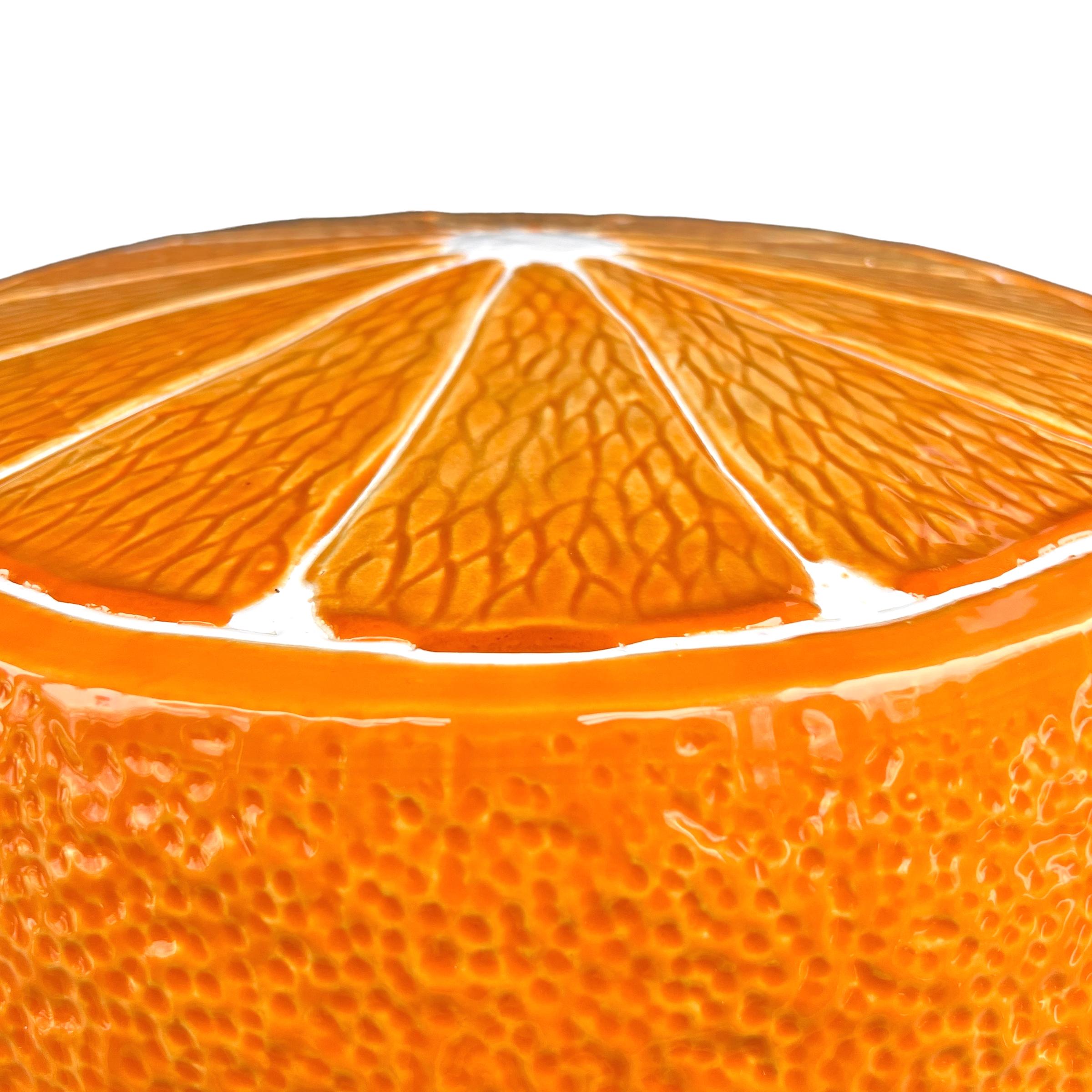Paar orangefarbene Gartenhocker aus Keramik im Angebot 3