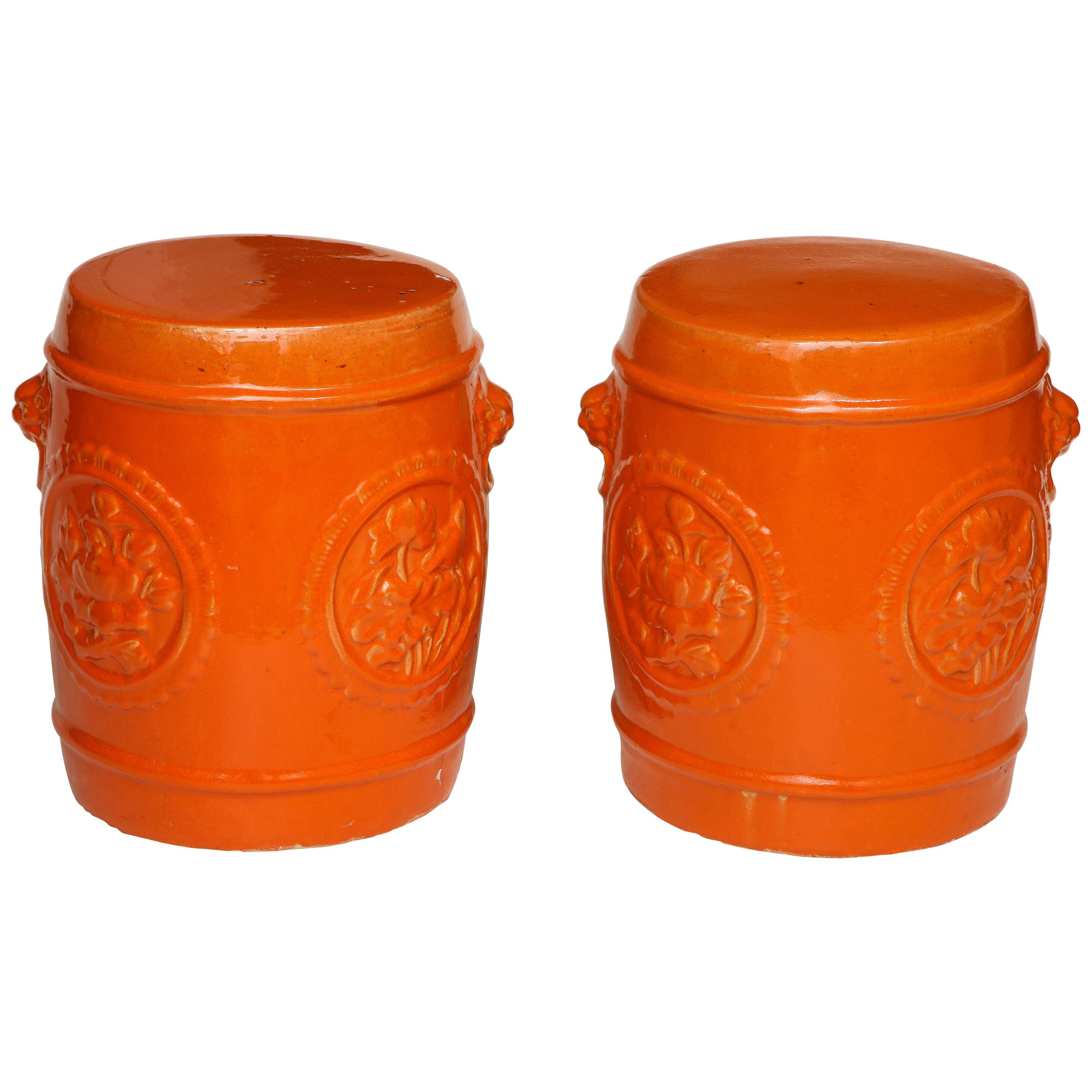Paar orangefarbene Keramik-Gartenhocker