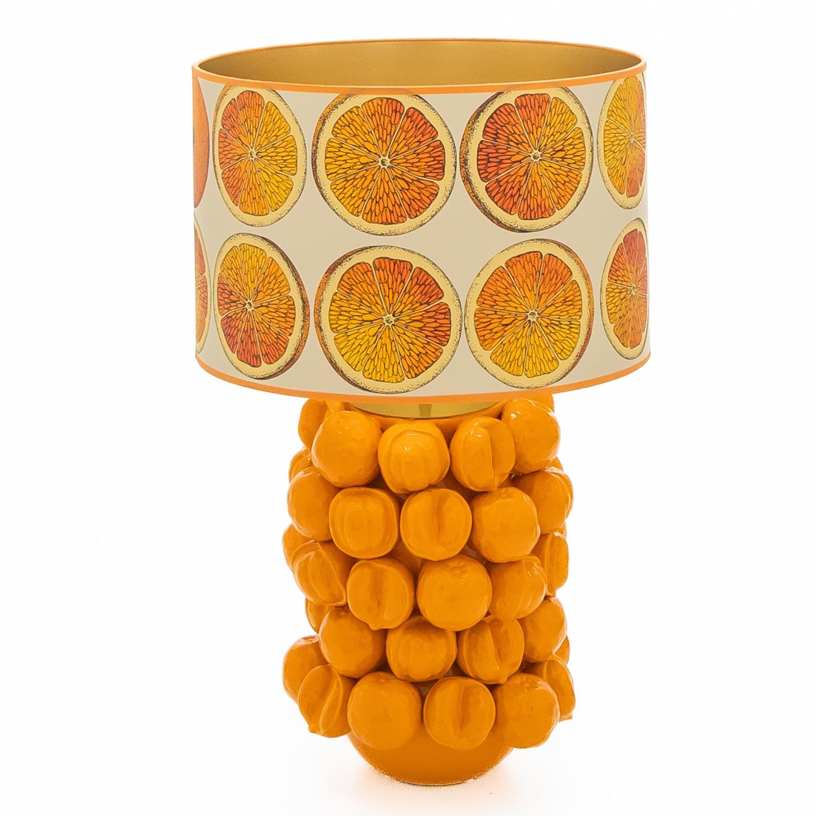 Paar Keramik-Tischlampen „Orange“
Originelles Paar Tischlampen aus Keramik in Form von Orangen, handgefertigt. Der Lampenschirm hat ein orangefarbenes Motiv. Der Lampenschirm wird in unserer eigenen Werkstatt handgefertigt.
Abmessungen - H: 71 cm,