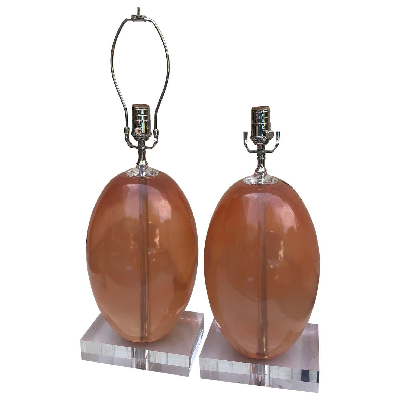 Mid-Century Modern Pair Of Orange Ellipse-Shaped Resin Table Lamps On Thick Lucite Base For Sale