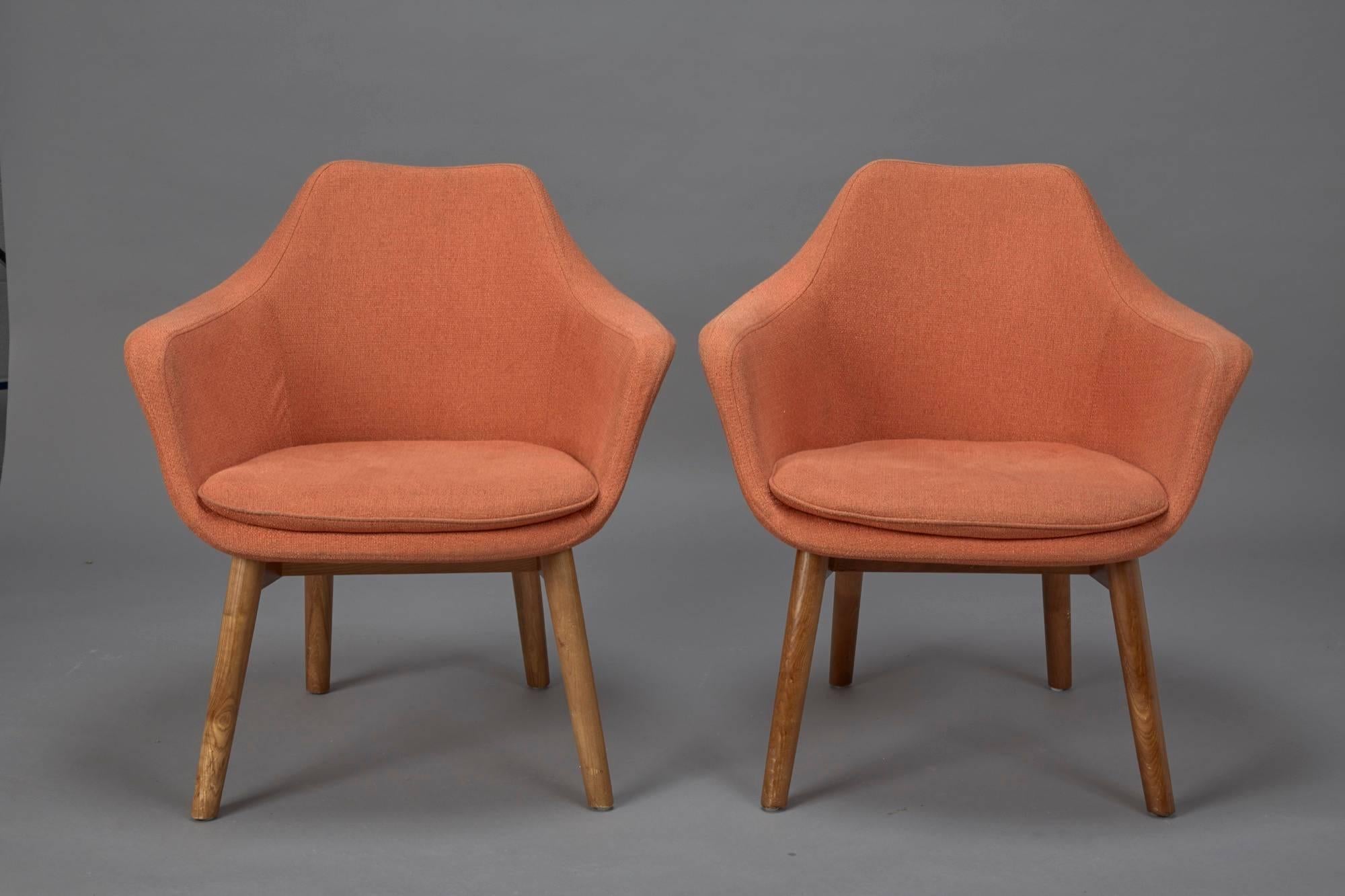 Zwei Mid-Century Modern Sessel im Stil von Eero Saarinen in original orangefarbenem Stoff.
   
