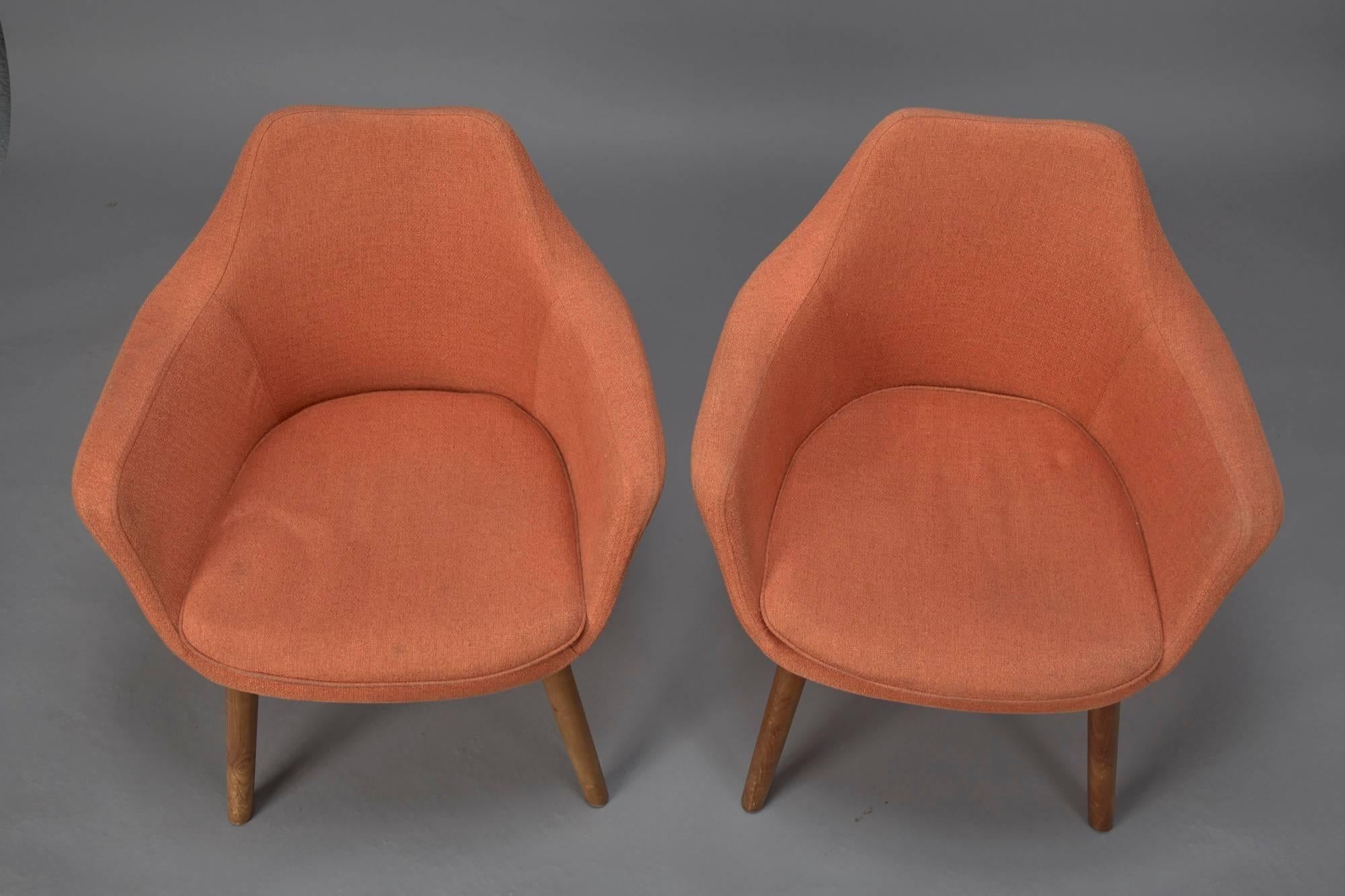 Paar orangefarbene Mid-Century-Modern-Sessel aus Stoff im Stil von Eero Saarinen (Moderne der Mitte des Jahrhunderts) im Angebot
