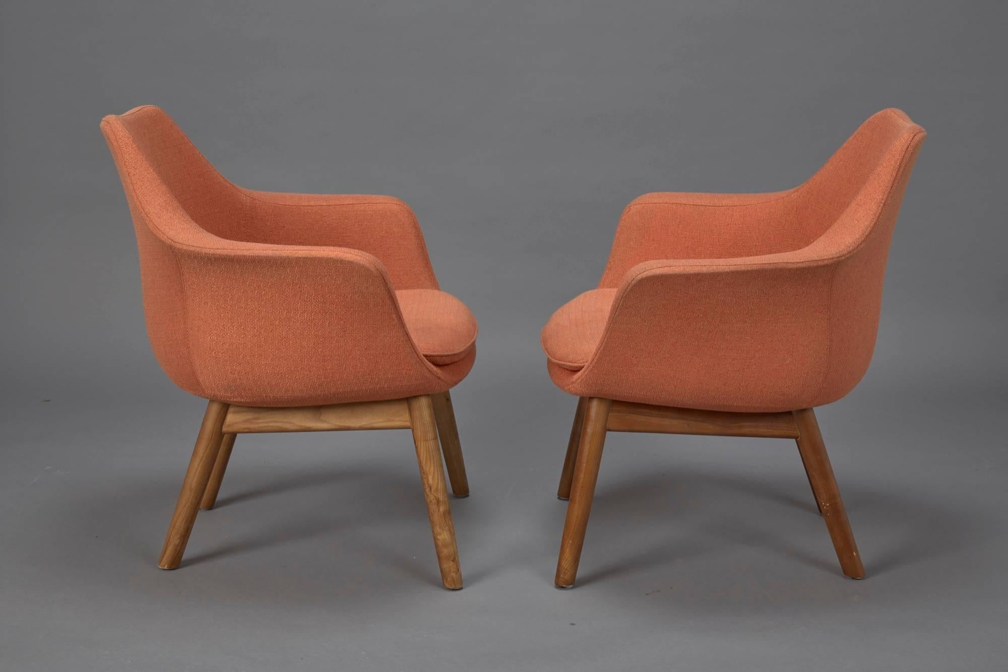 Paar orangefarbene Mid-Century-Modern-Sessel aus Stoff im Stil von Eero Saarinen (Dänisch) im Angebot