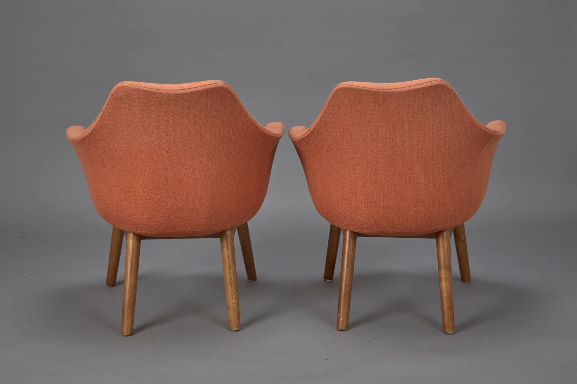Pair of Orange Fabric Mid-Century Modern Armchairs in Style of Eero Saarinen In Good Condition For Sale In Belmont, MA