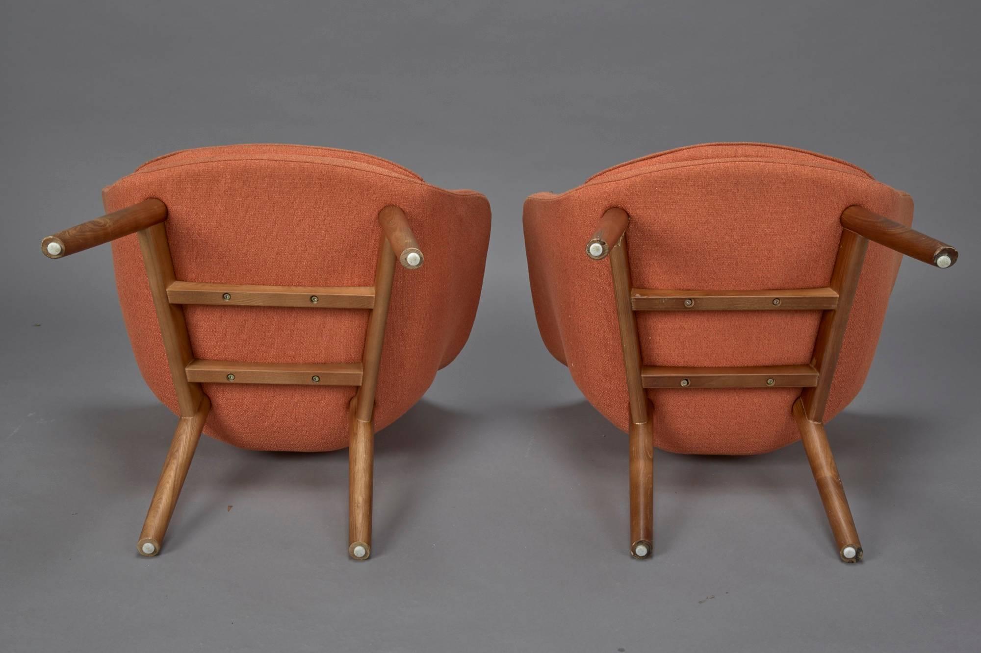 Paar orangefarbene Mid-Century-Modern-Sessel aus Stoff im Stil von Eero Saarinen (Mitte des 20. Jahrhunderts) im Angebot