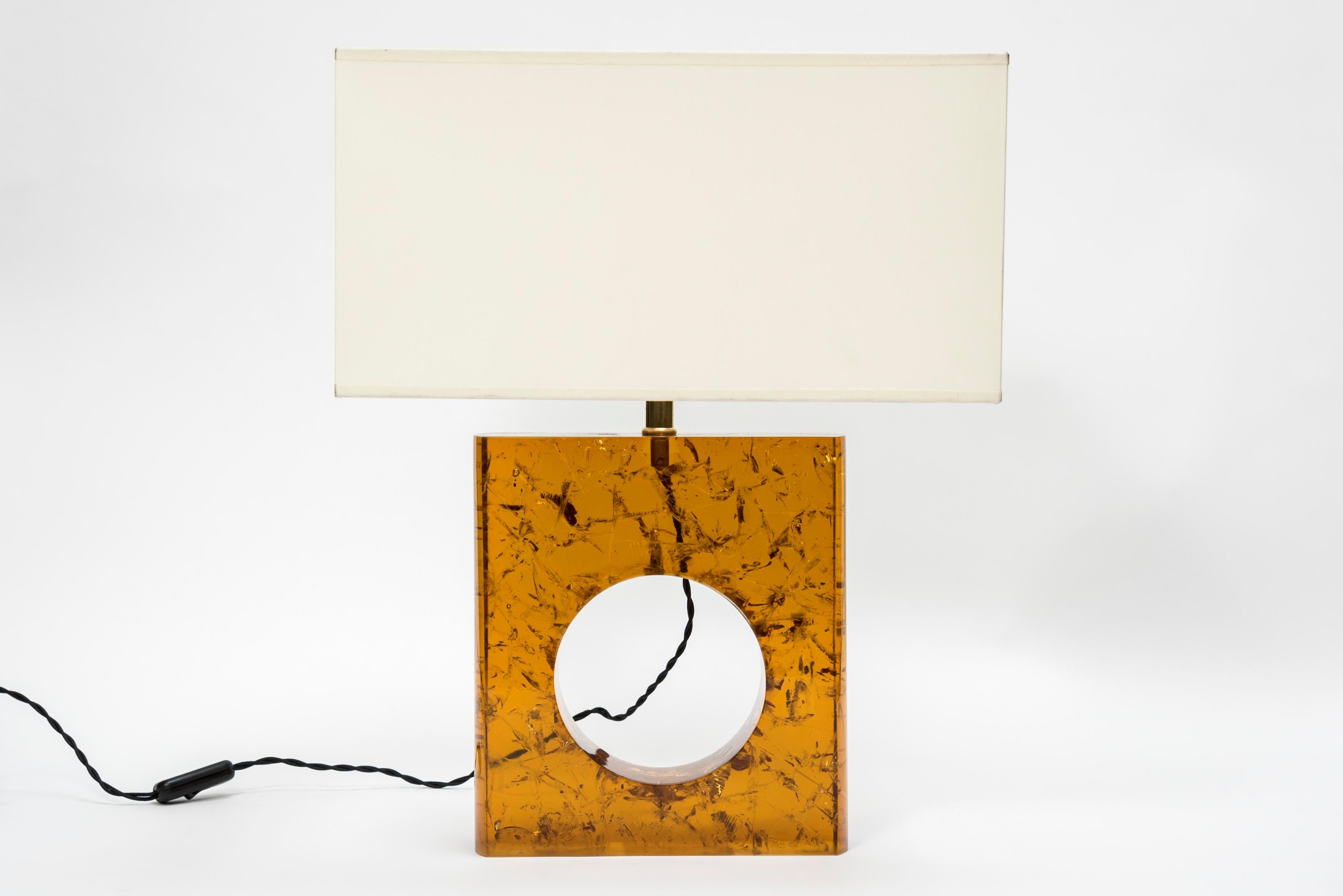 Ein Paar Tischlampen aus orangefarbenem fraktalem Harz in einer dünnen quadratischen Form mit kreisförmigem Ausschnitt in der Mitte.