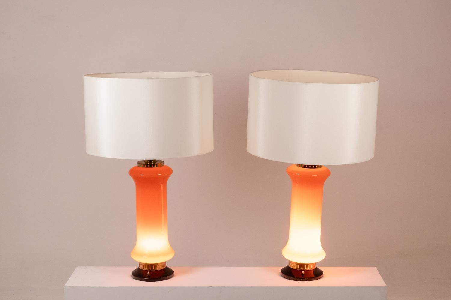 Pair of orange glass lamps. 1970s. In Excellent Condition For Sale In Saint-Ouen, FR