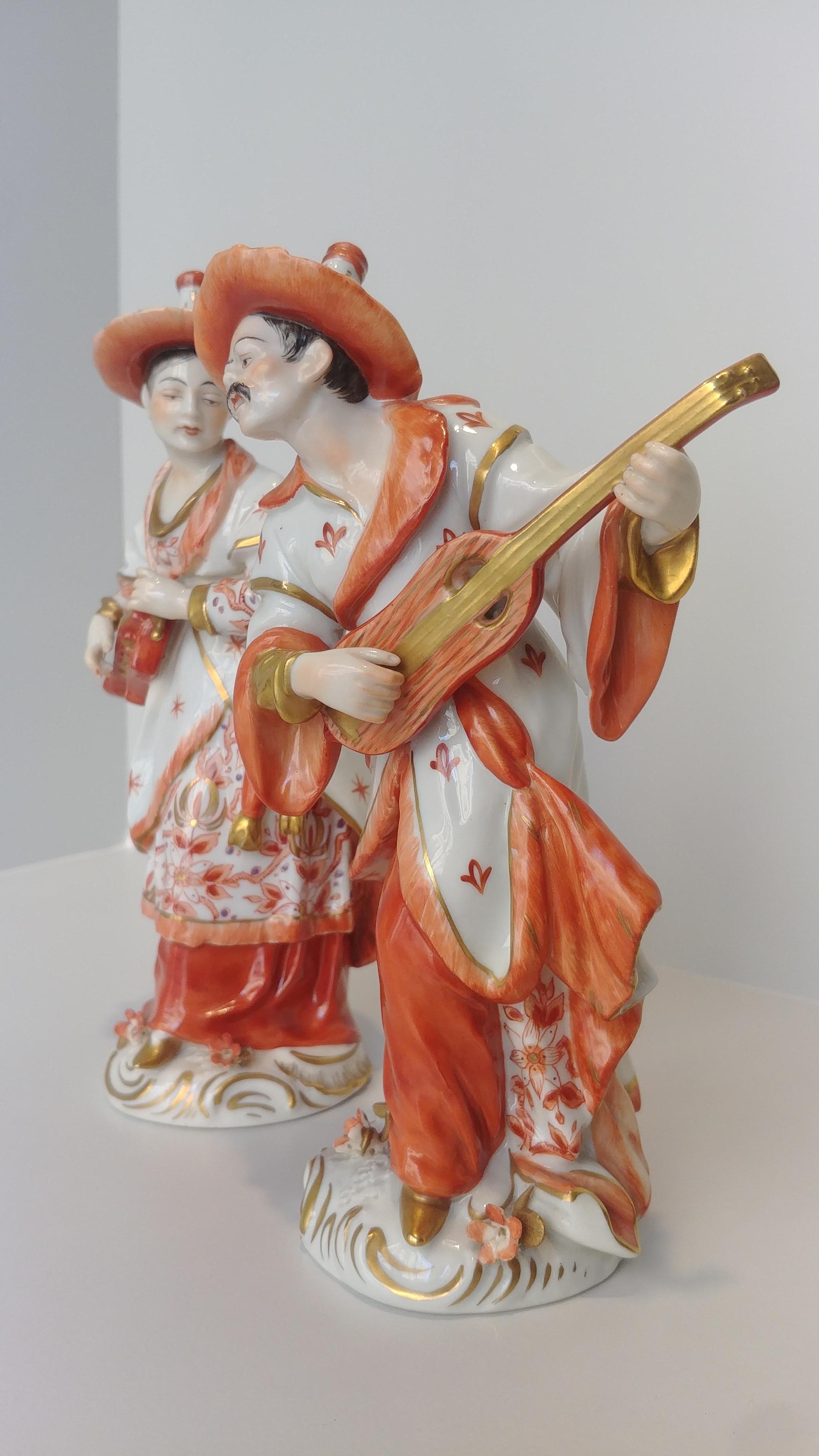Pair of figurines 
