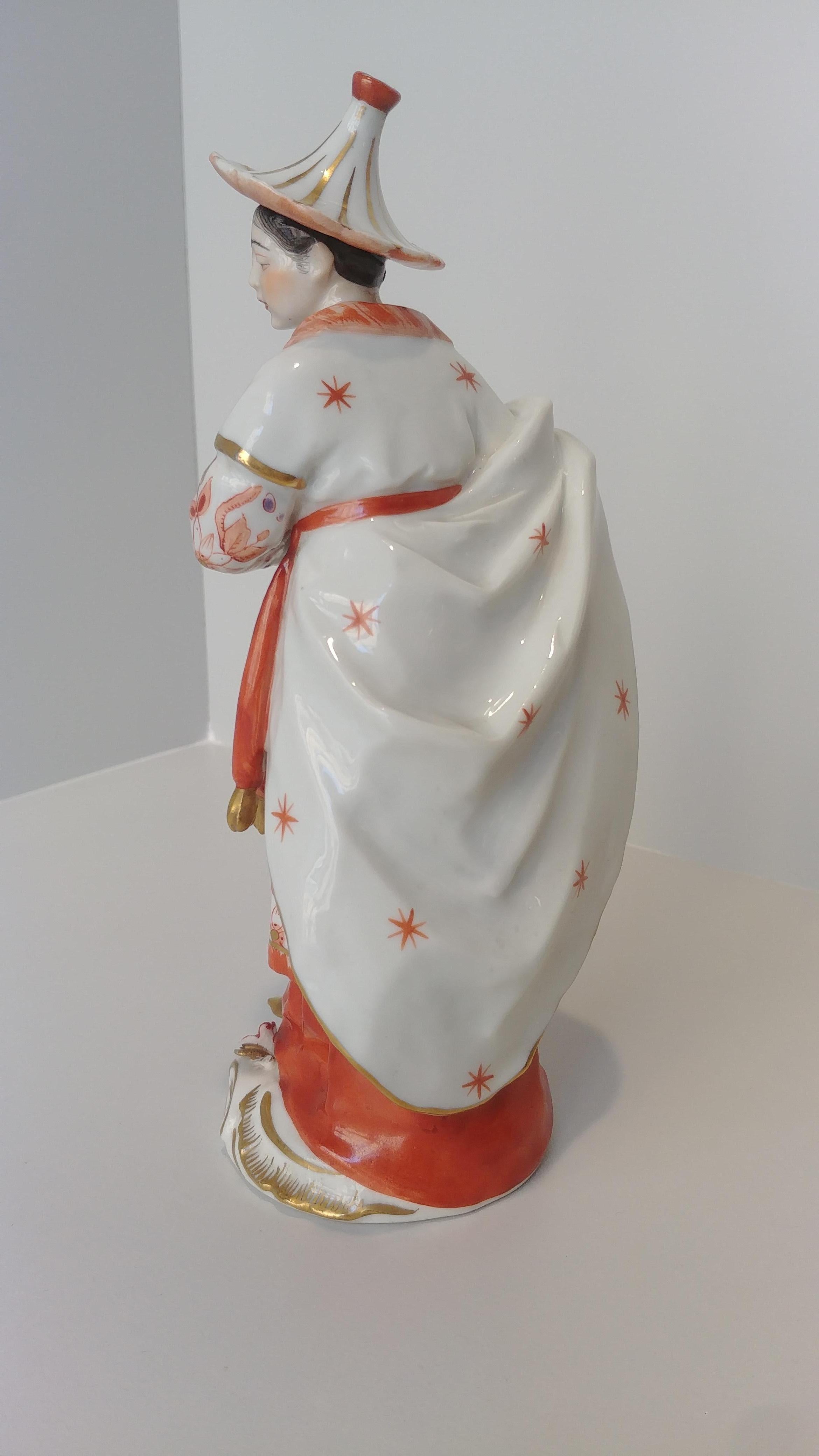 Pair of Orange Gold Dresden Porcelain Figurines Chinese Musicians, 20th Century In Good Condition For Sale In Monza, IT