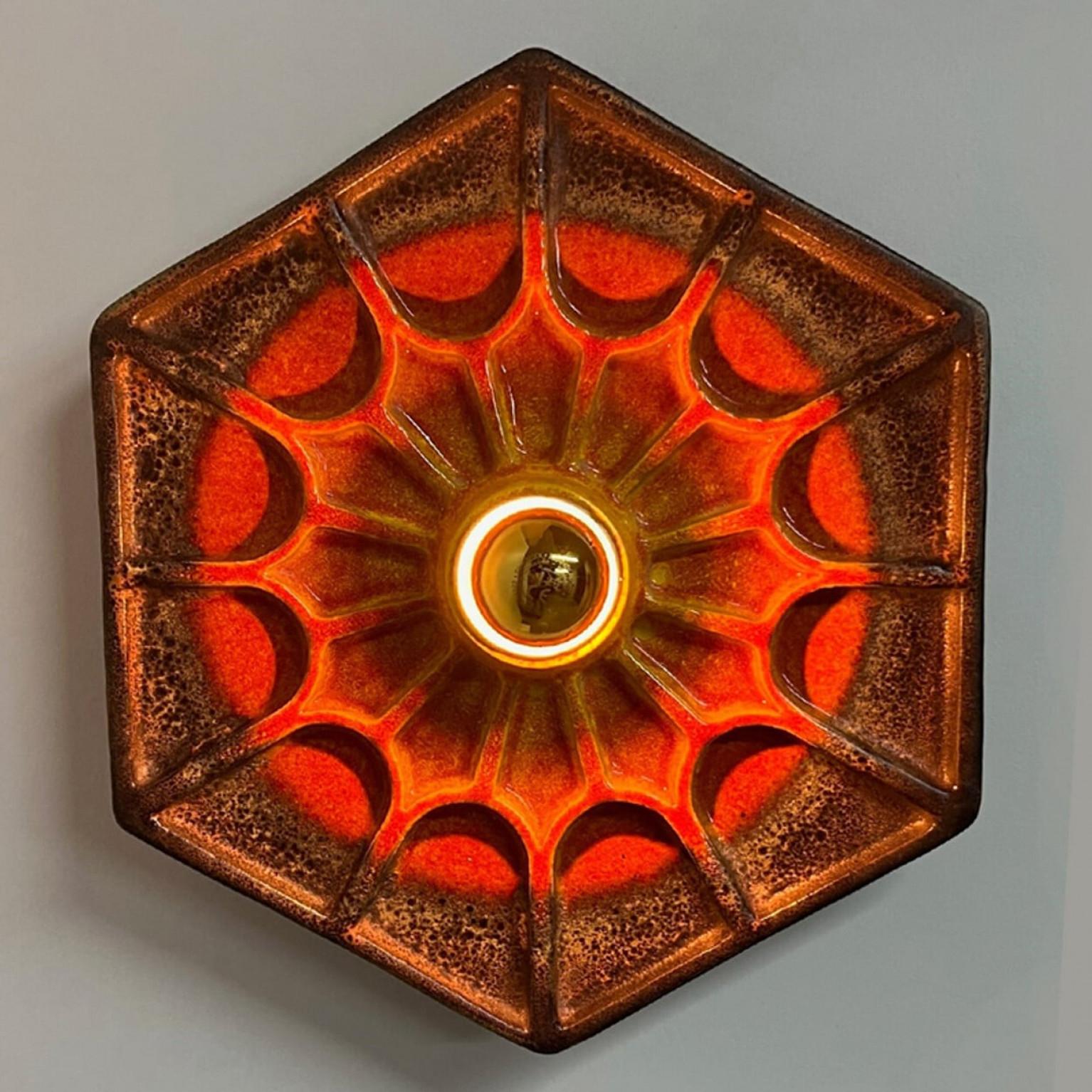 Vernissé Paire d'appliques hexagonales en céramique orange, Allemagne, 1970 en vente