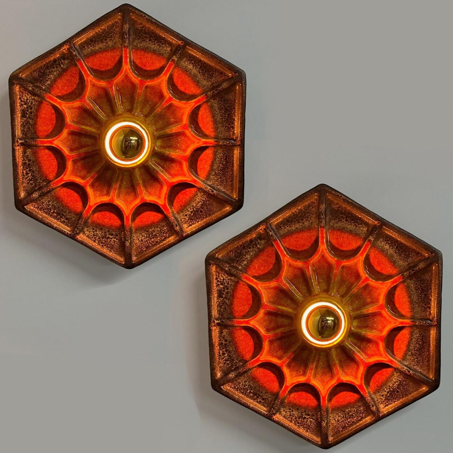 Paire d'appliques hexagonales en céramique orange, Allemagne, 1970 Bon état - En vente à Rijssen, NL