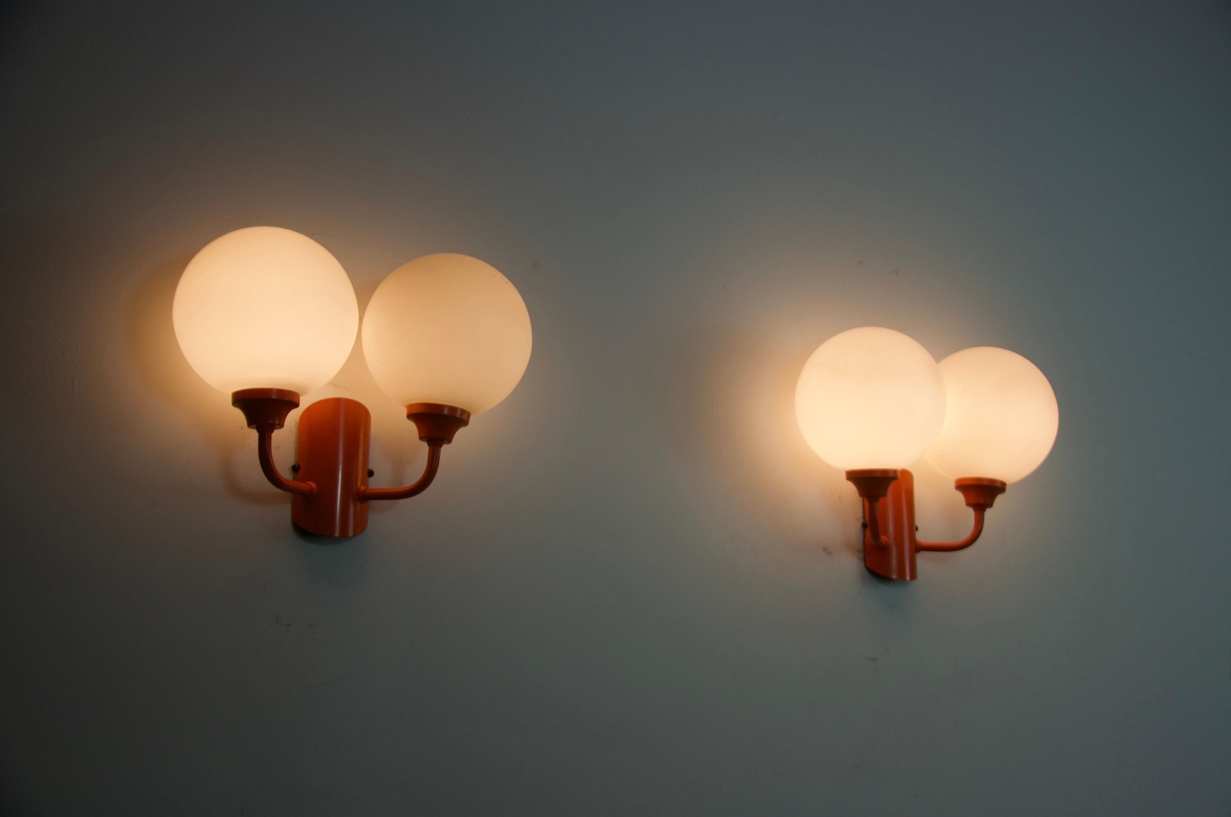 Mid-Century Modern Paire d'appliques en métal orange et verre opalin, Allemagne, années 1960 en vente