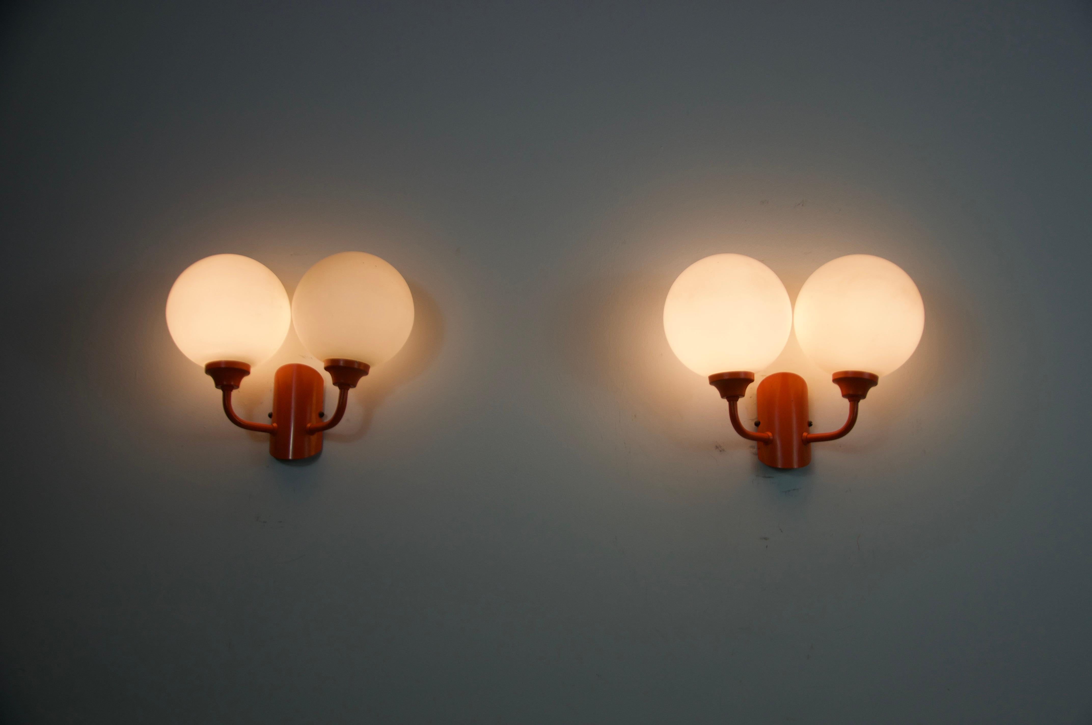 Allemand Paire d'appliques en métal orange et verre opalin, Allemagne, années 1960 en vente