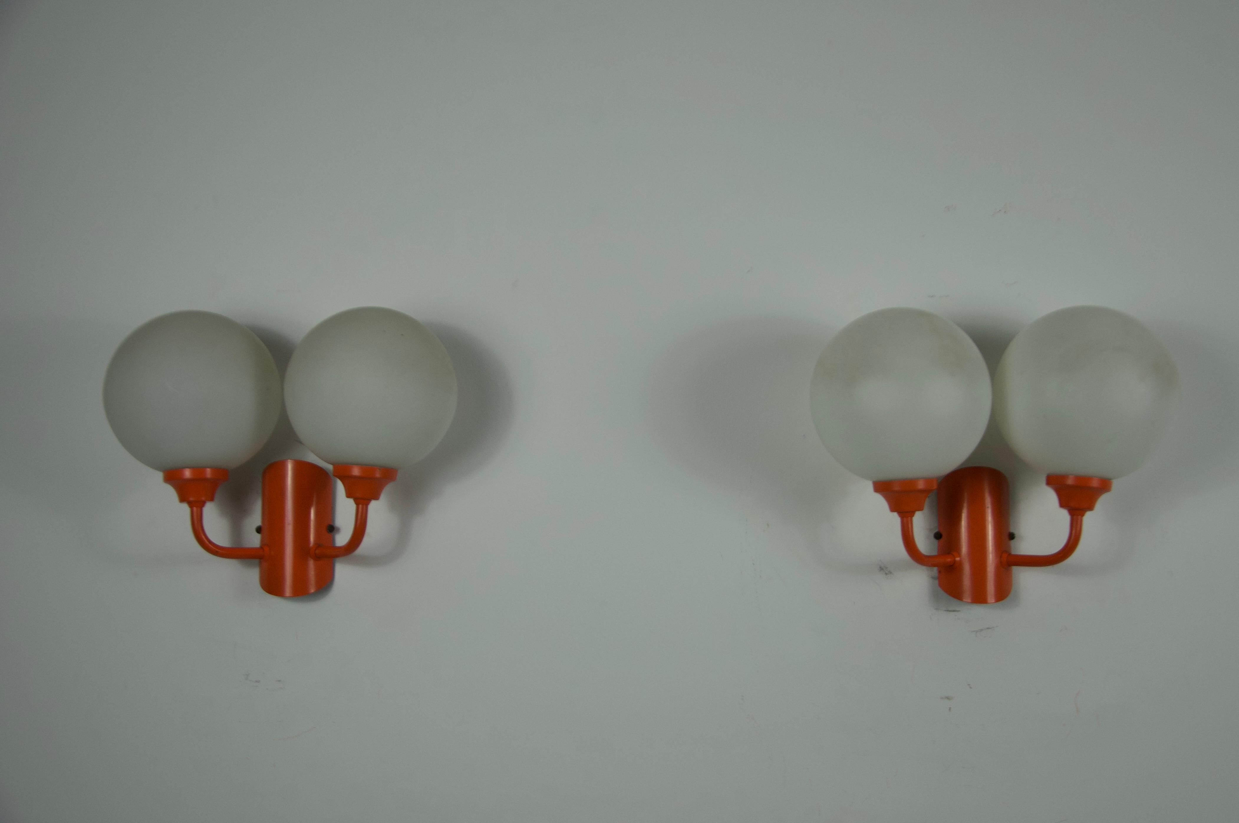 Paire d'appliques en métal orange et verre opalin, Allemagne, années 1960 Bon état - En vente à Hagenbach, DE