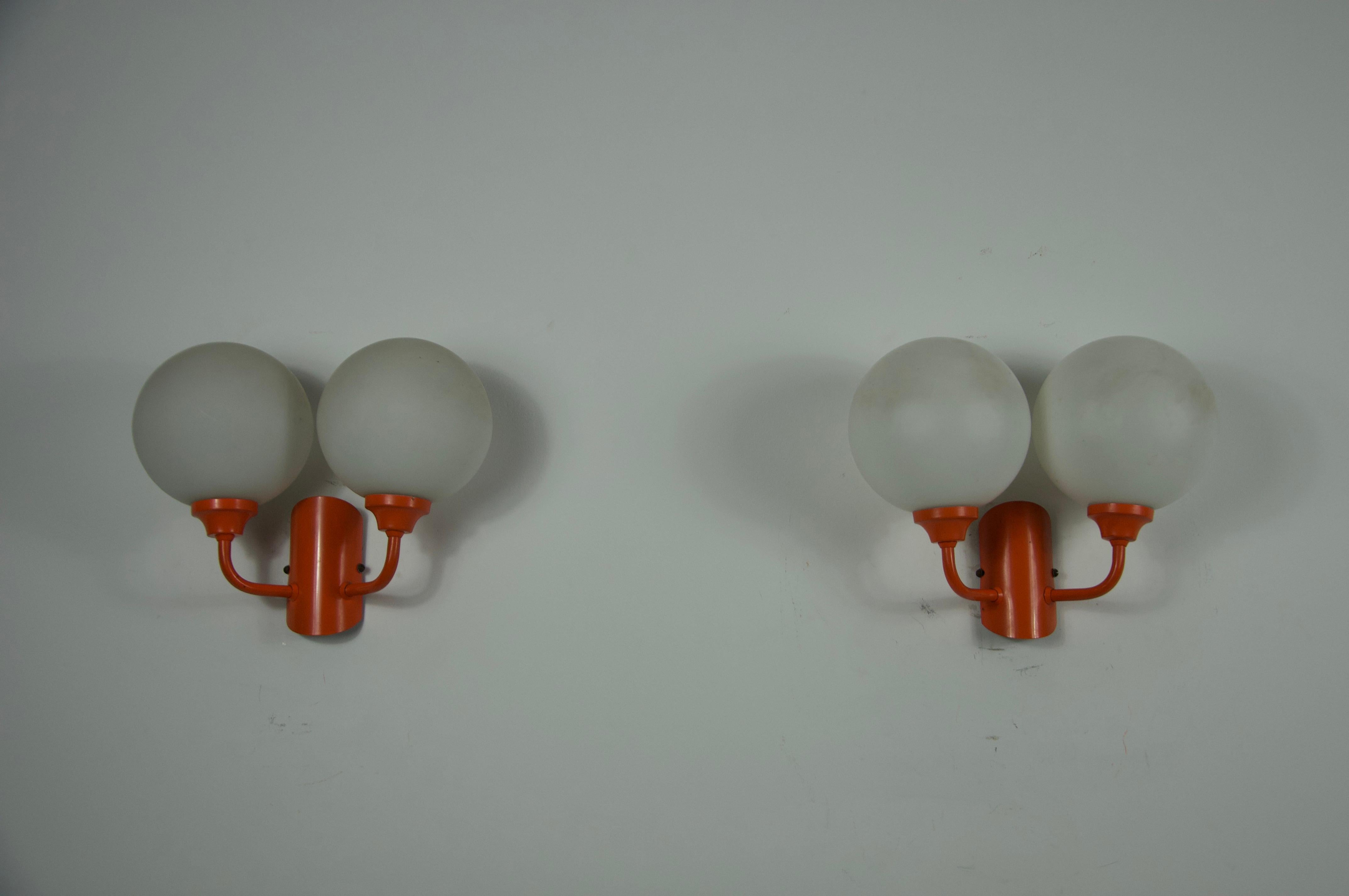 Milieu du XXe siècle Paire d'appliques en métal orange et verre opalin, Allemagne, années 1960 en vente
