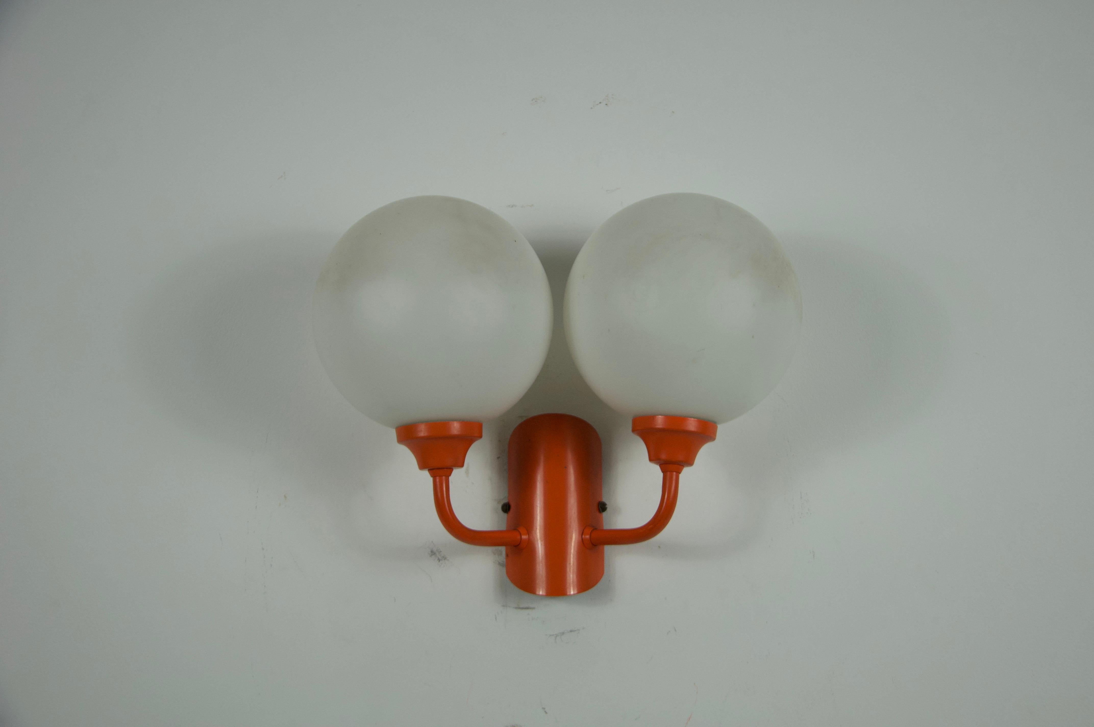 Verre opalin Paire d'appliques en métal orange et verre opalin, Allemagne, années 1960 en vente