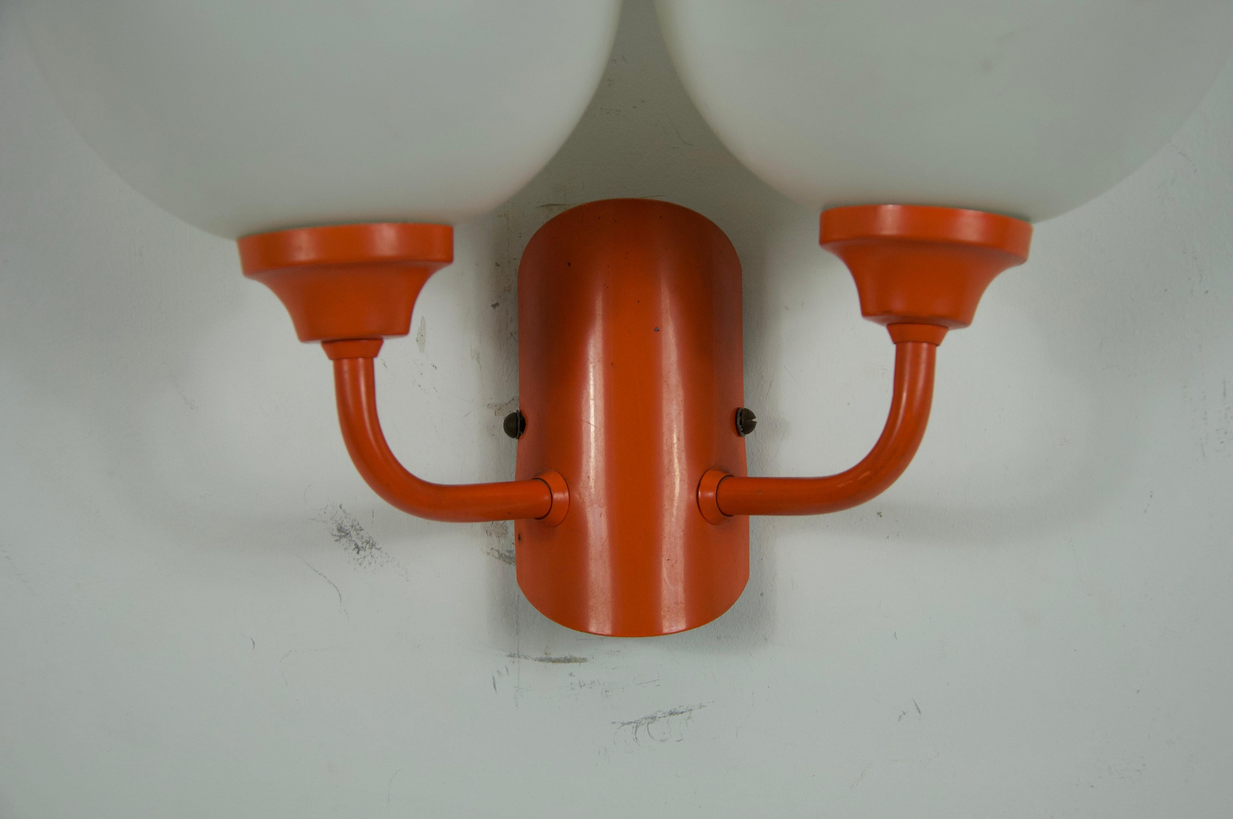 Paire d'appliques en métal orange et verre opalin, Allemagne, années 1960 en vente 1