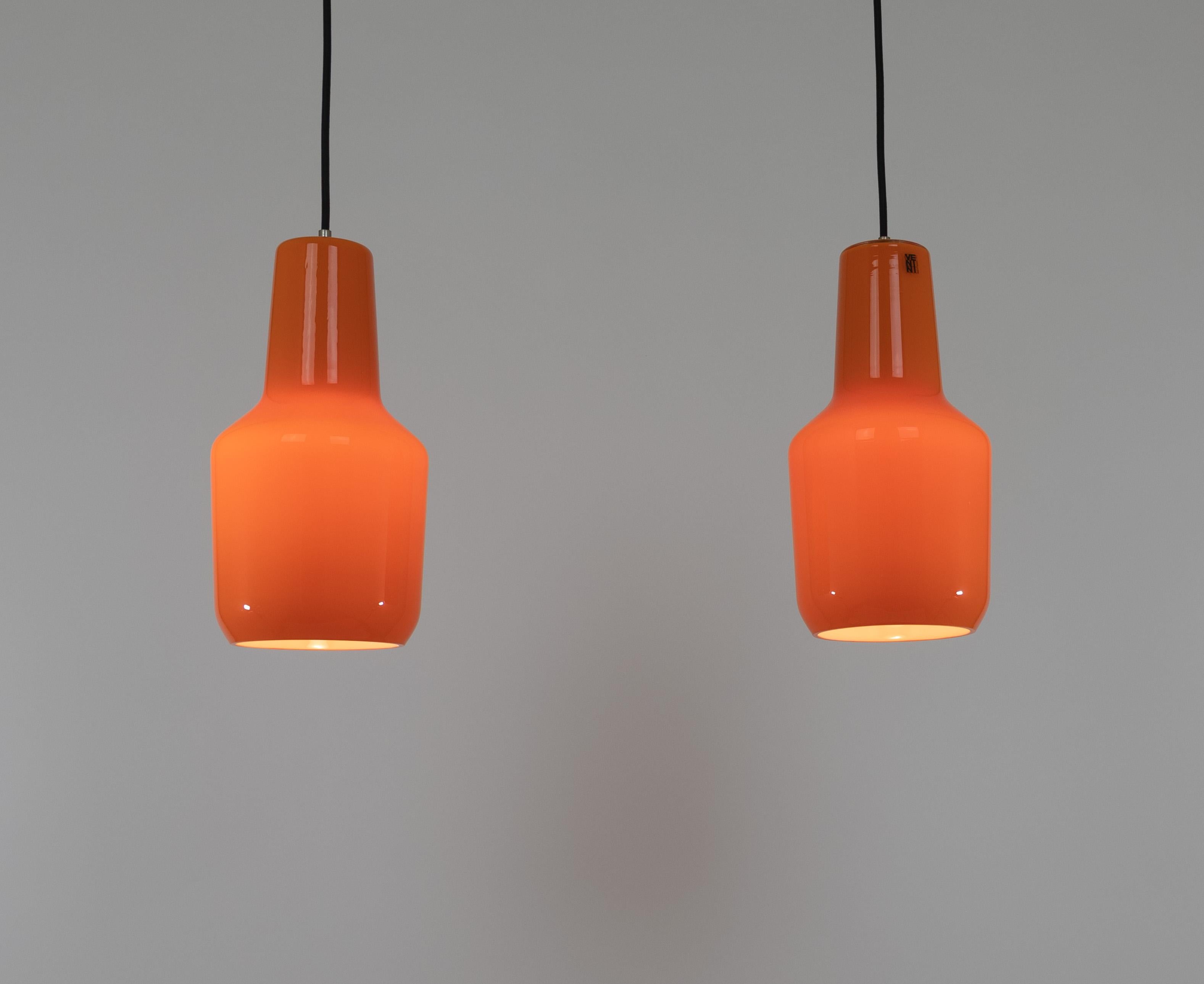 Mid-Century moderno Coppia di pendenti in vetro di Murano arancione di Massimo Vignelli per Venini, anni '50 in vendita