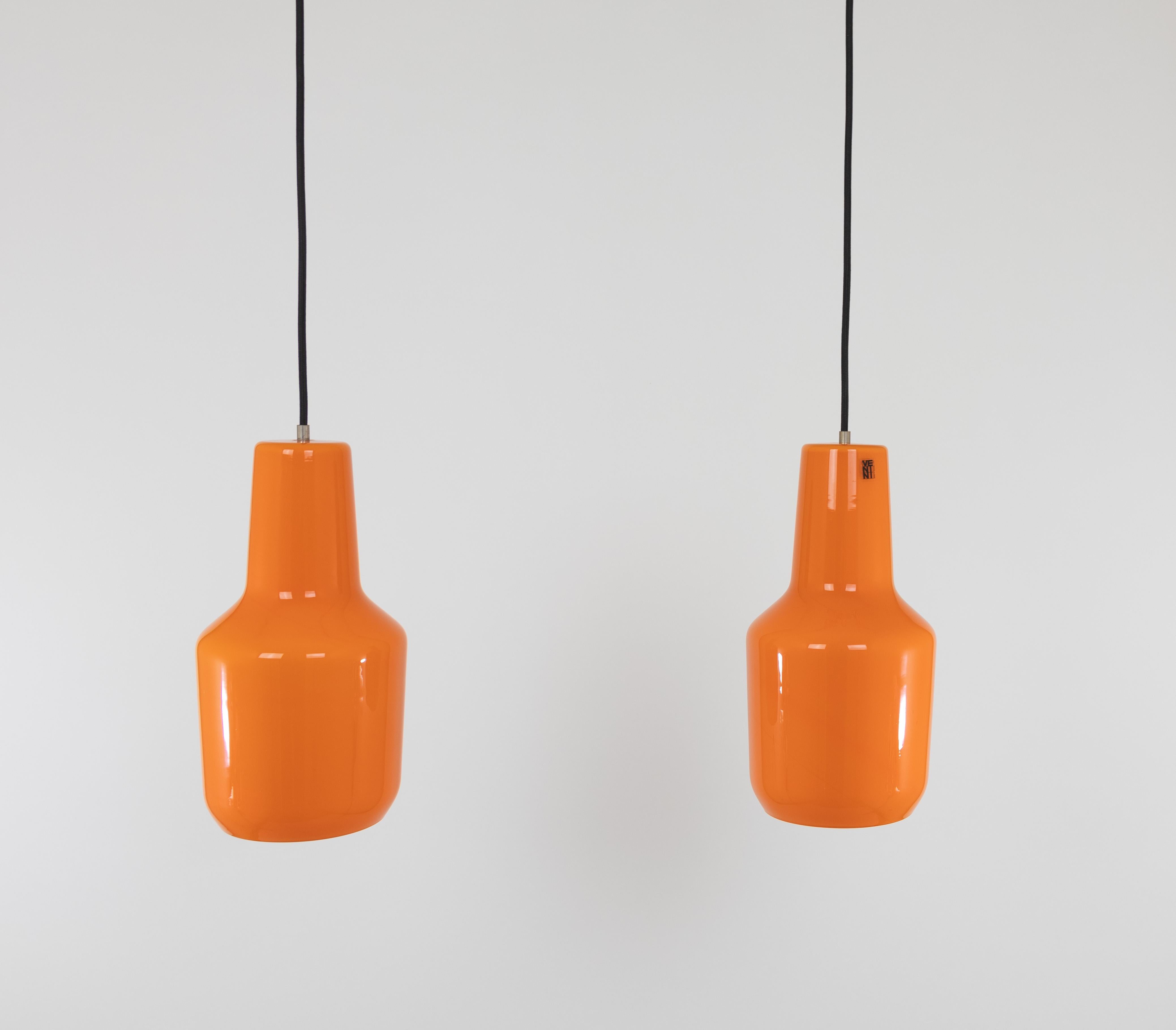 Italiano Coppia di pendenti in vetro di Murano arancione di Massimo Vignelli per Venini, anni '50 in vendita