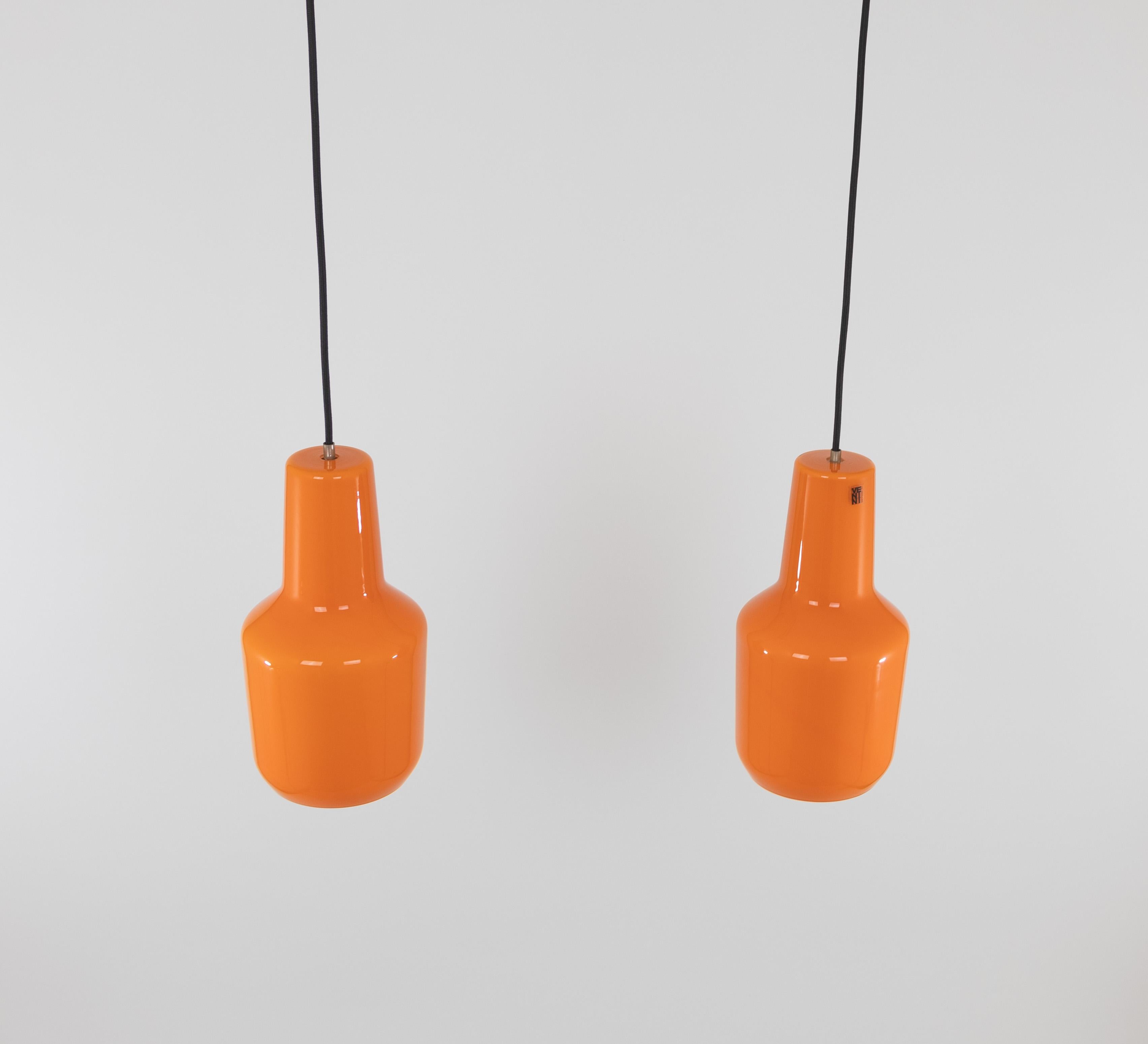 Coppia di pendenti in vetro di Murano arancione di Massimo Vignelli per Venini, anni '50 In condizioni buone in vendita a Rotterdam, NL