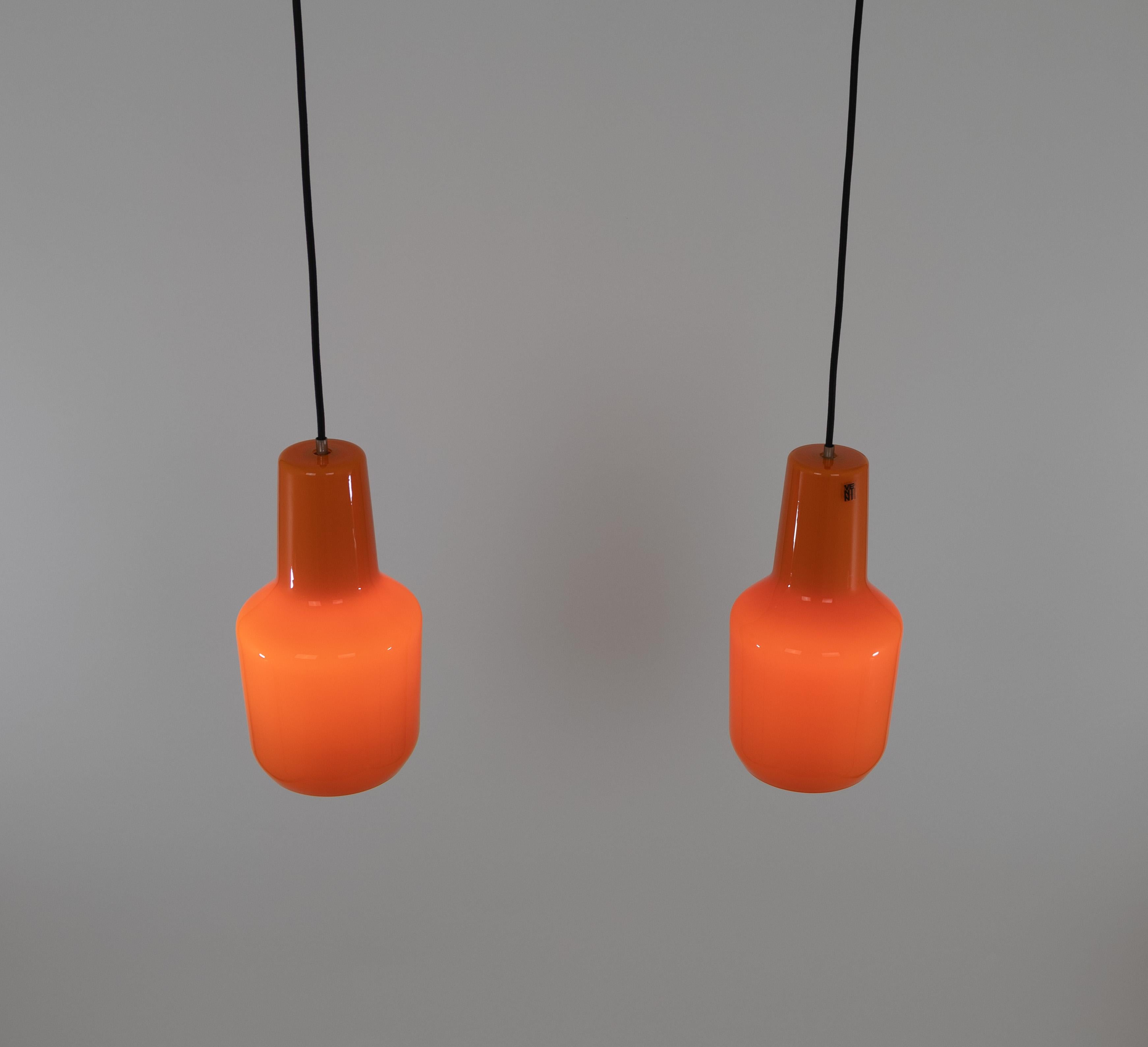 Metà XX secolo Coppia di pendenti in vetro di Murano arancione di Massimo Vignelli per Venini, anni '50 in vendita