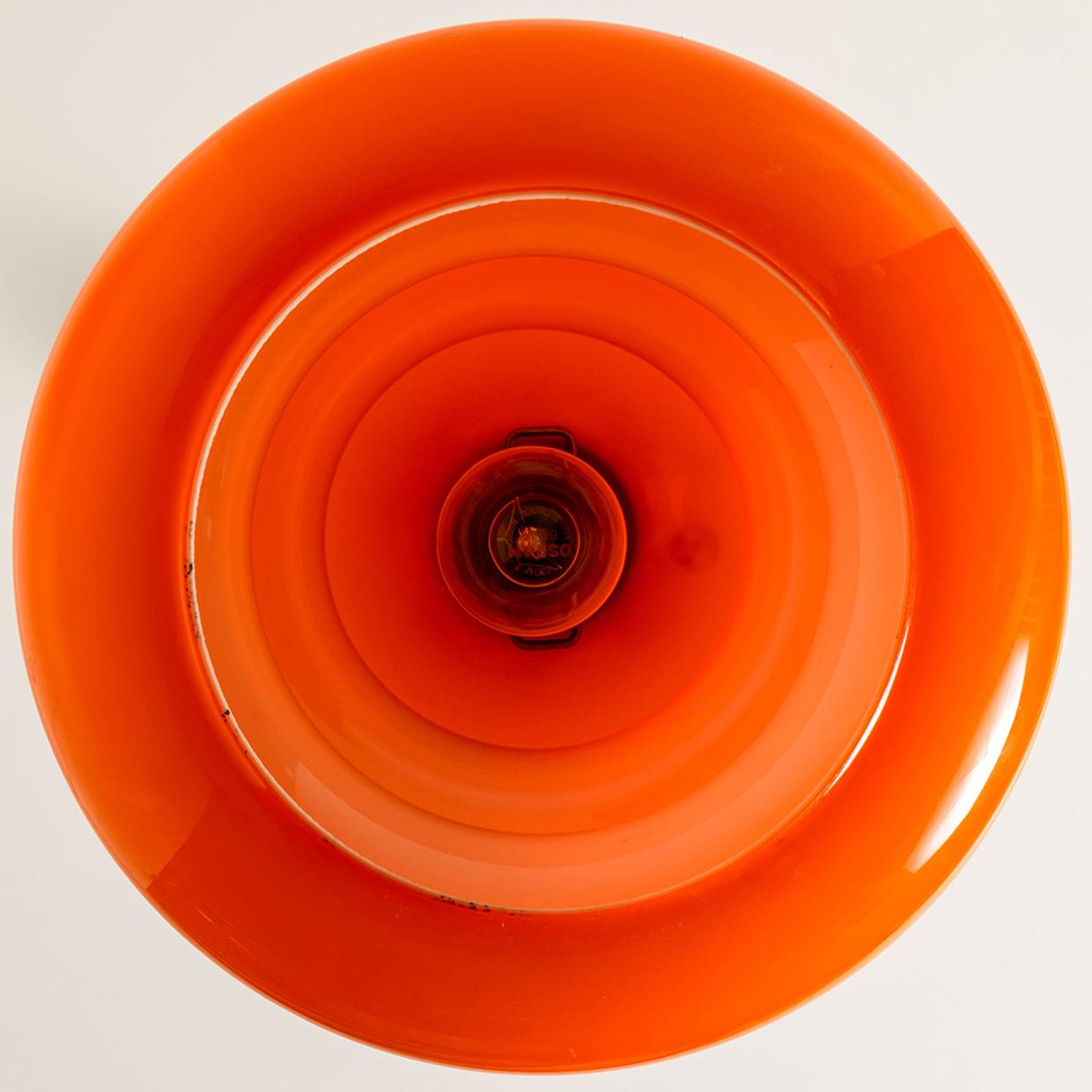 Hay algo en el naranja que grita esta época en particular. ¡Y este par de lámparas colgantes de techo Peill & Putzler de los años 70 es muy naranja!

La preciosa pantalla soplada a mano está hecha de un 