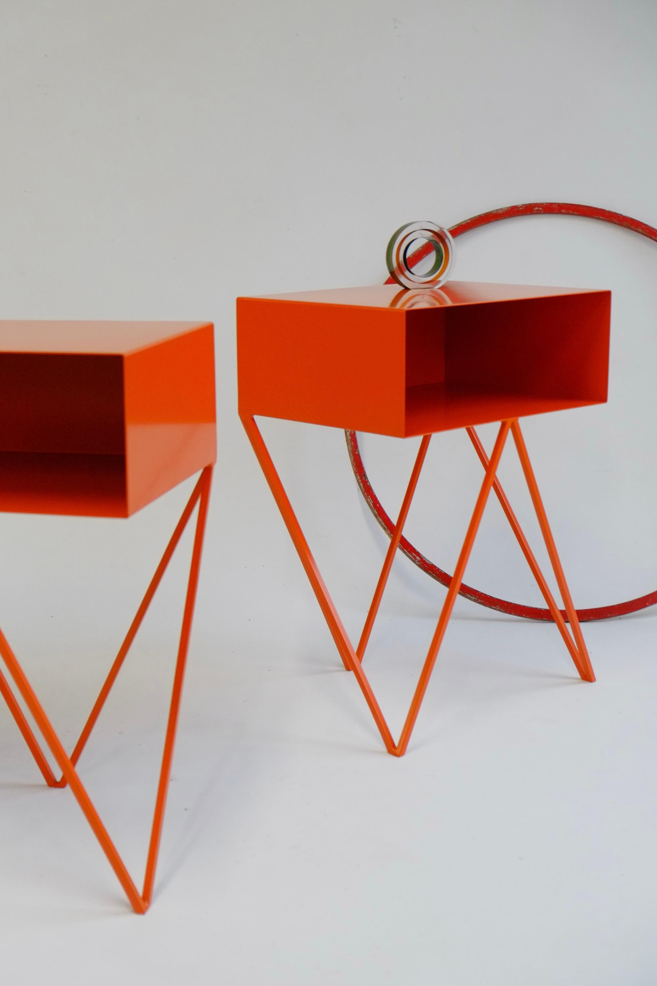 Pareja de Mesillas Robot de Acero Pintado en Polvo Naranja, Made in England Moderno en venta