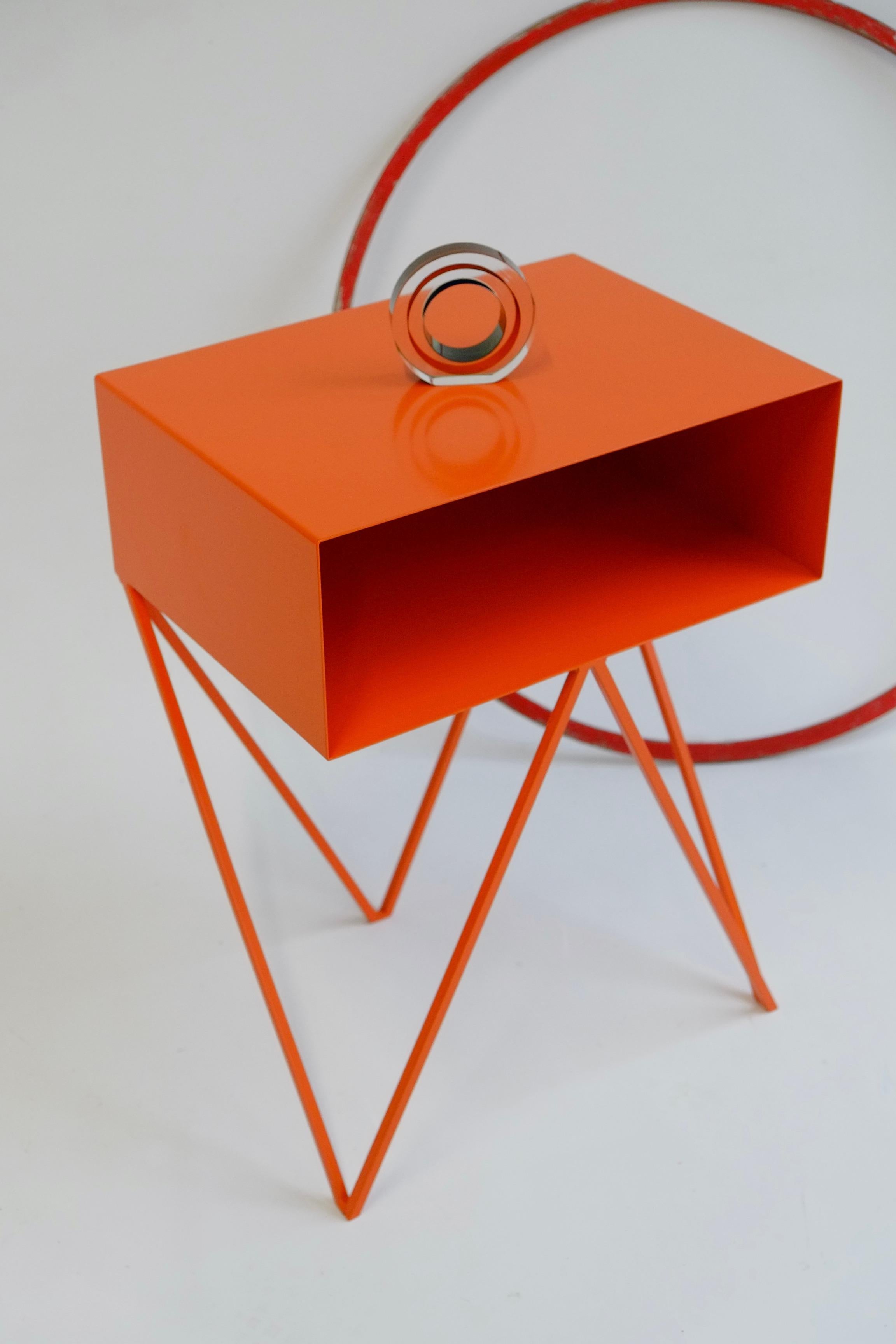 Pareja de Mesillas Robot de Acero Pintado en Polvo Naranja, Made in England Británico en venta