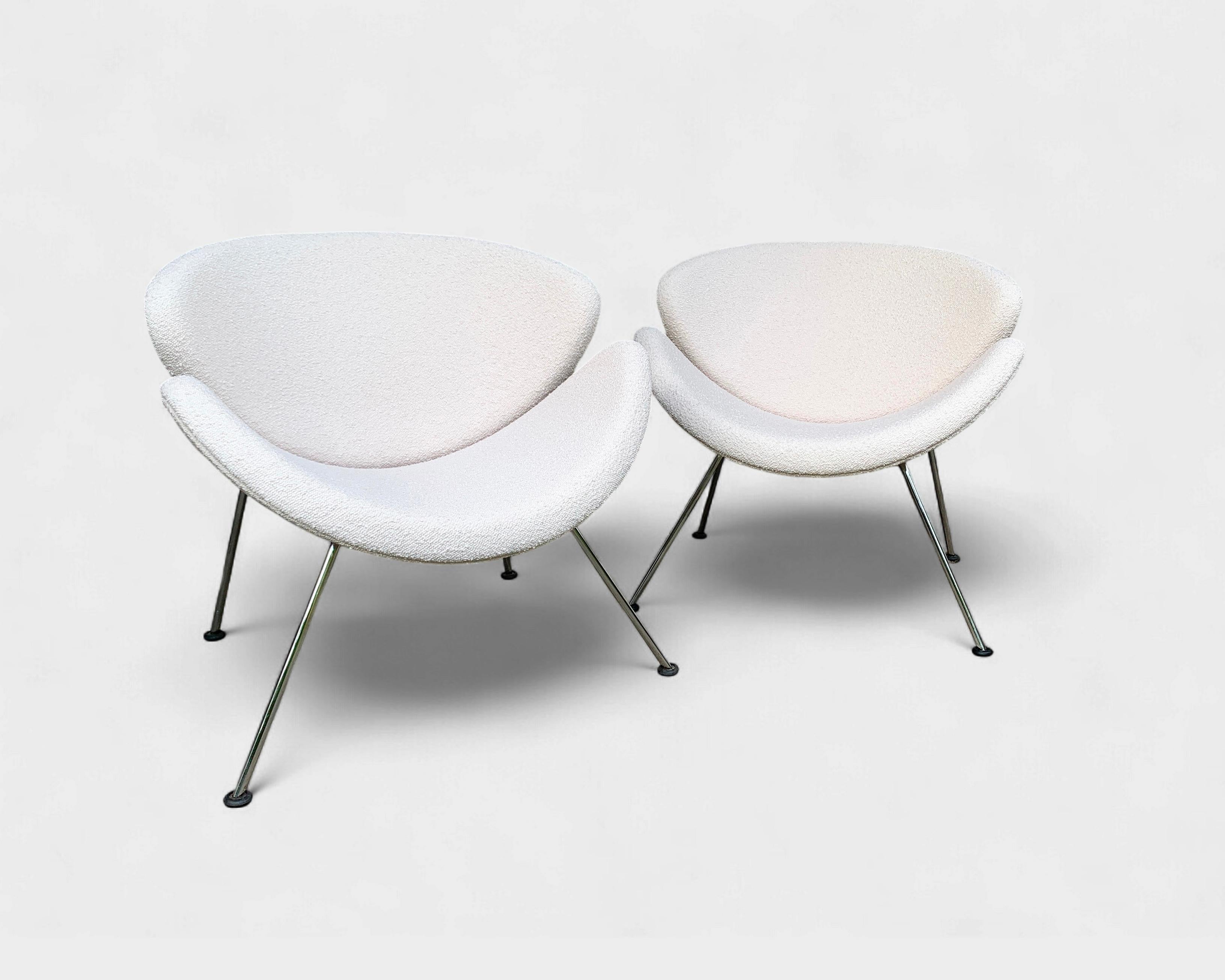 Este llamativo par de sillas Orange Slice fue diseñado por Pierre Paulin y producido por Artifort, probablemente en los años ochenta o noventa. 

Recientemente retapizados en un lujoso tejido bouclé blanco de algodón y lana, aportan un toque nítido