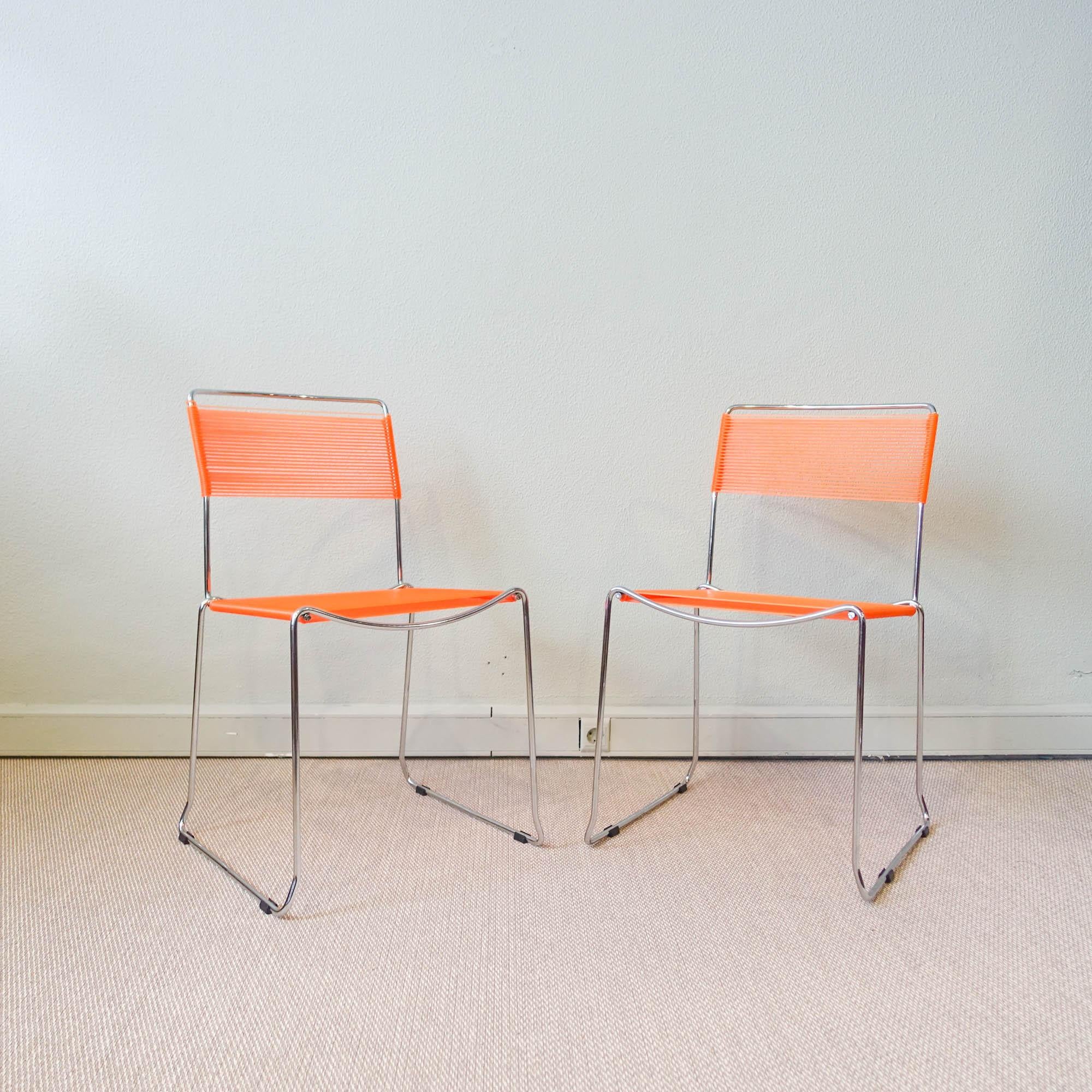 Cette paire de chaises Spaghetti a été conçue par Giandomenico Belotti pour Alias, en Italie, dans les années 1980. Ils ont des cadres en acier chromé et des sangles orange. Toutes les sangles en PVC ne sont toujours pas déchirées ou usées. 
la
