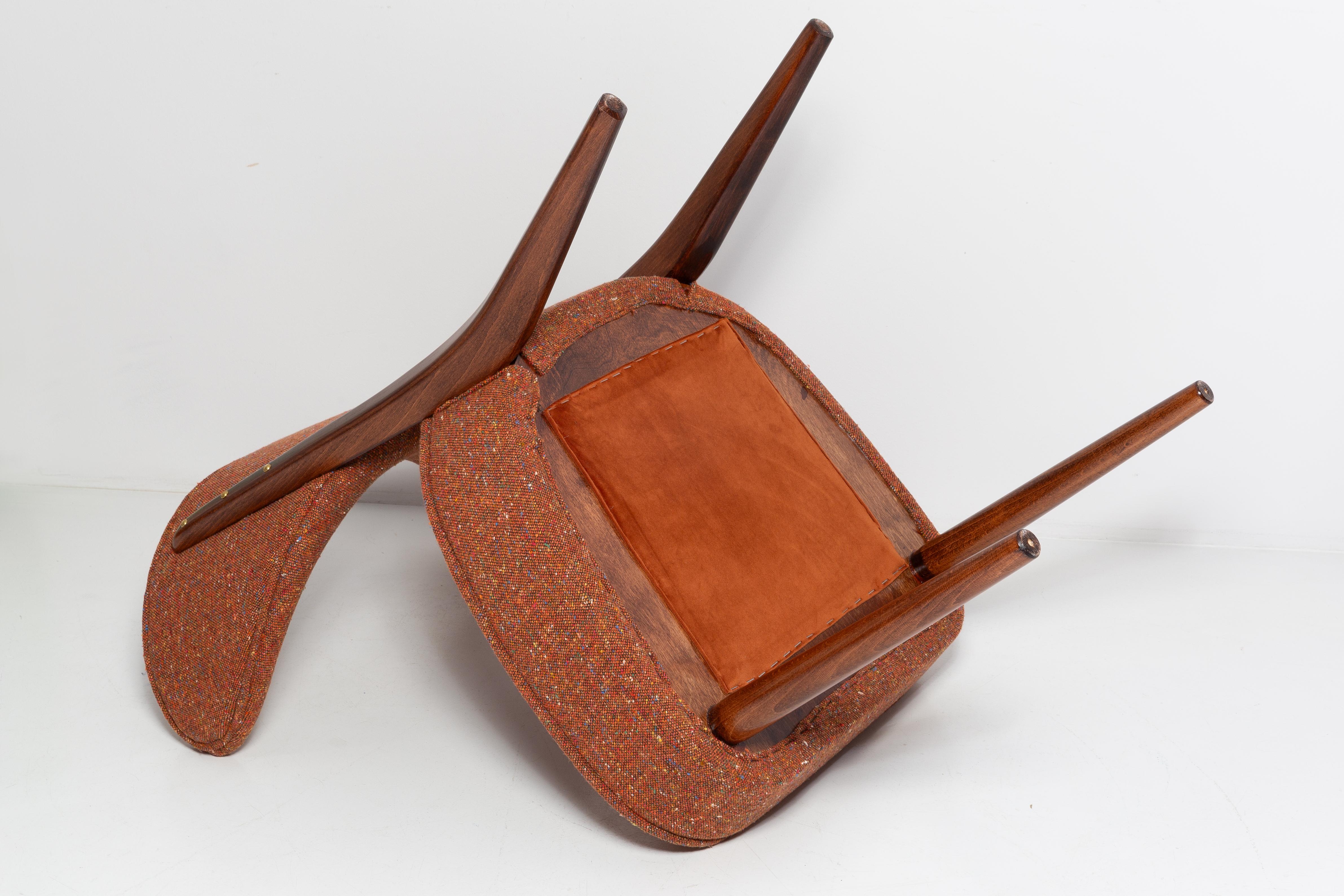 Bouclé Paire de fauteuils club en laine orange en forme de coquille, par Vintola Studio, Europe, Pologne en vente