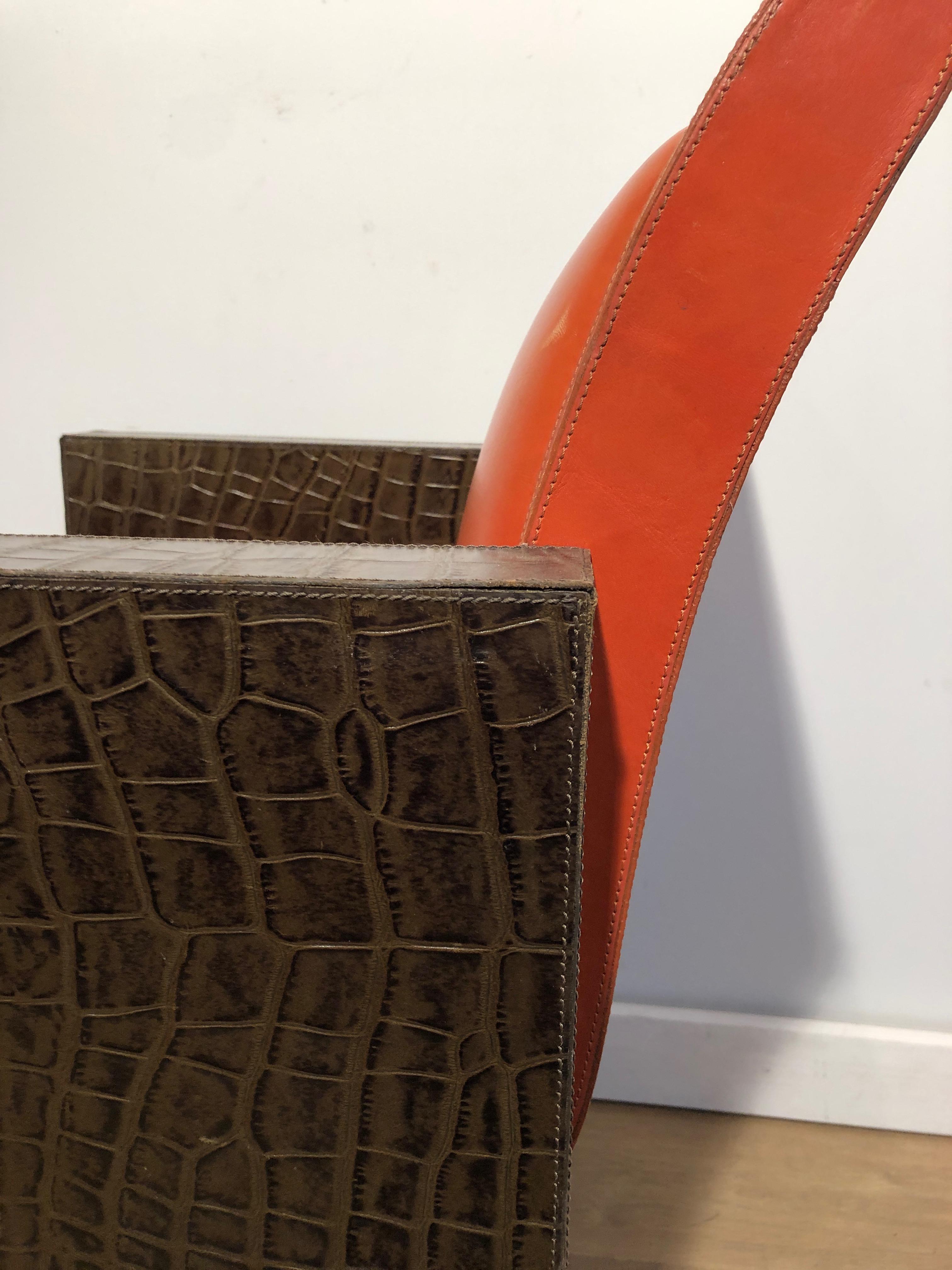 Paar Sessel aus orangefarbenem und braunem Leder (können auch einzeln verkauft werden).  im Angebot 4