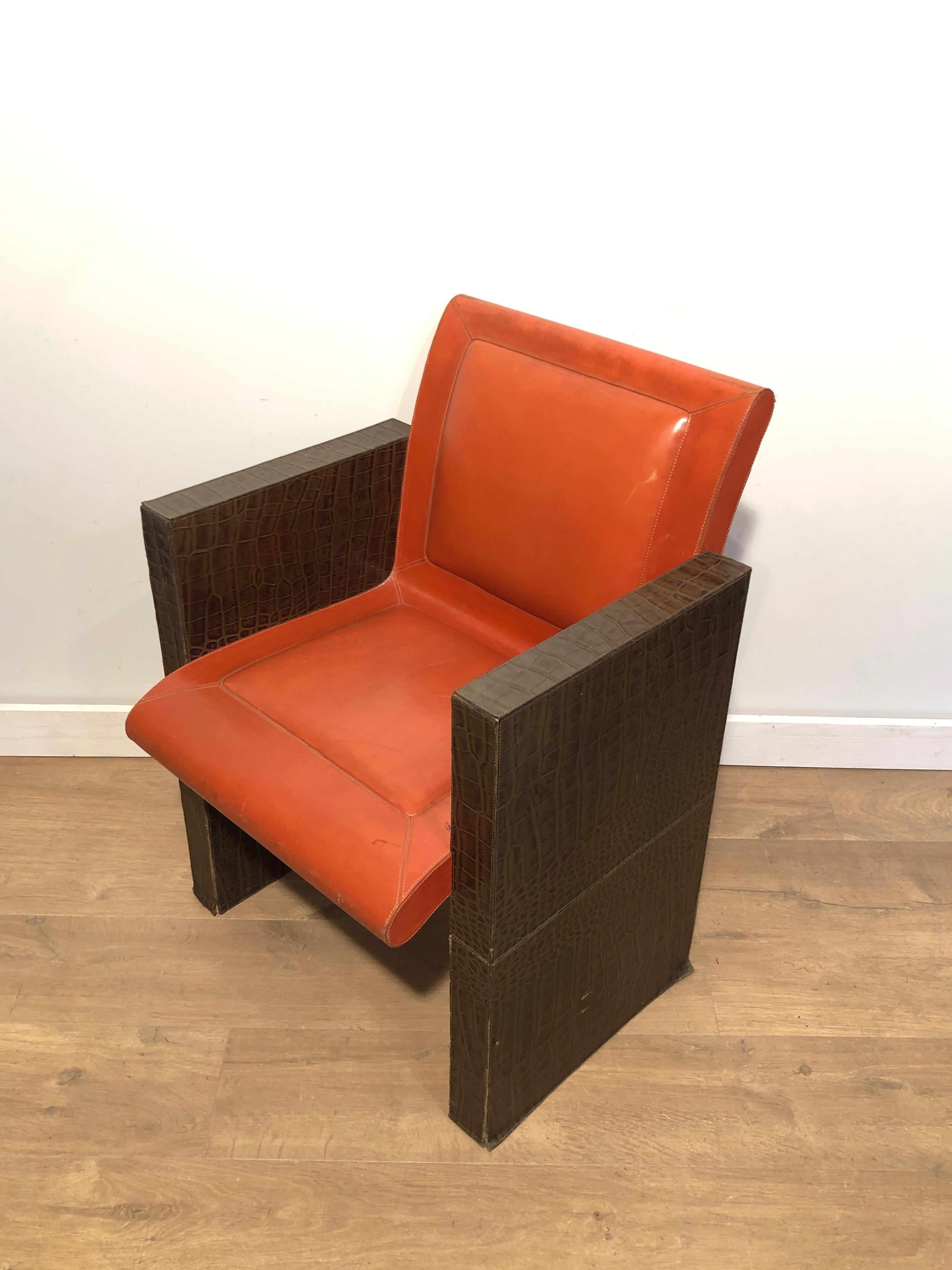 Paar Sessel aus orangefarbenem und braunem Leder (können auch einzeln verkauft werden).  im Angebot 11