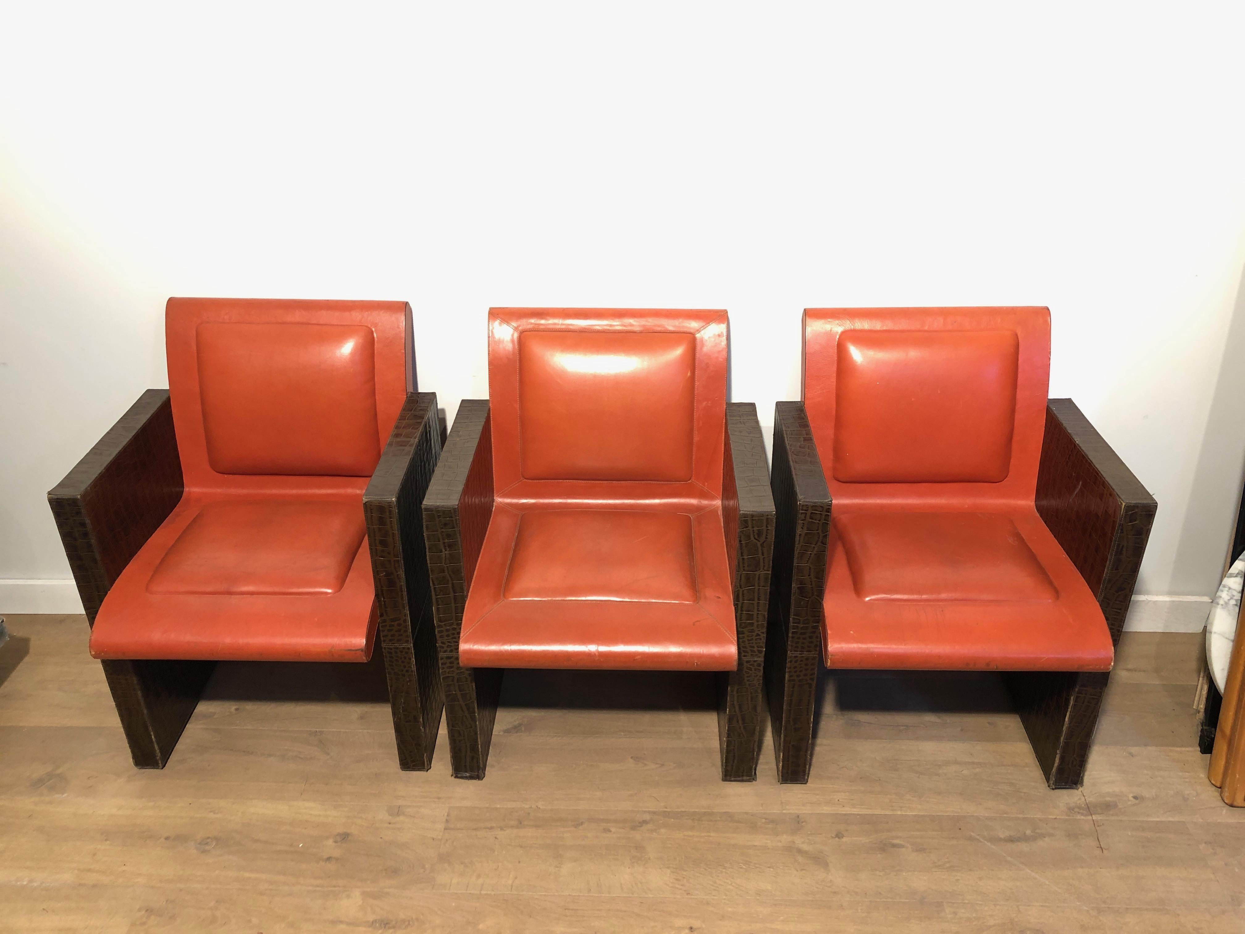 Paar Sessel aus orangefarbenem und braunem Leder (können auch einzeln verkauft werden).  im Angebot 12