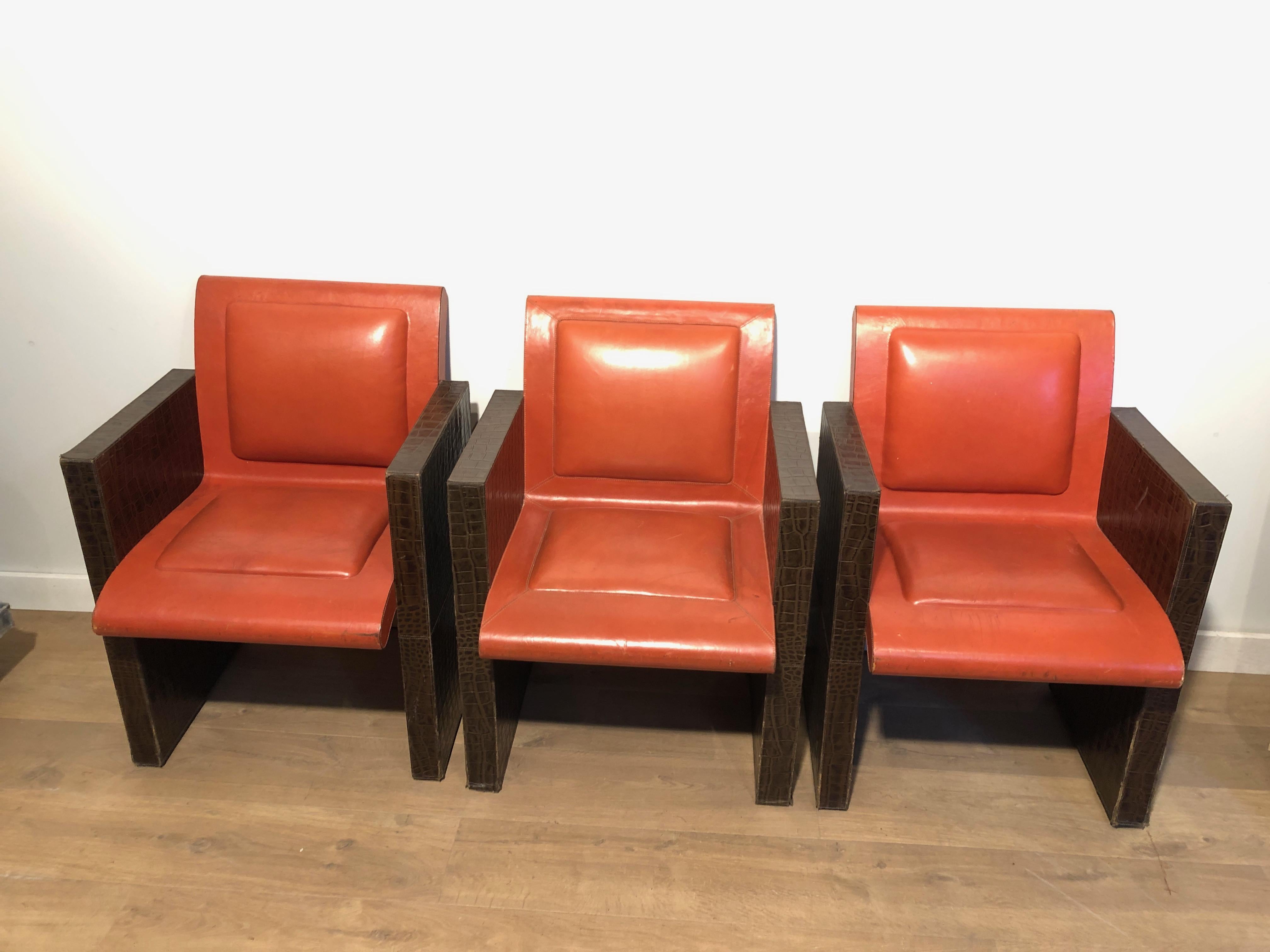 Paar Sessel aus orangefarbenem und braunem Leder (können auch einzeln verkauft werden).  im Angebot 13