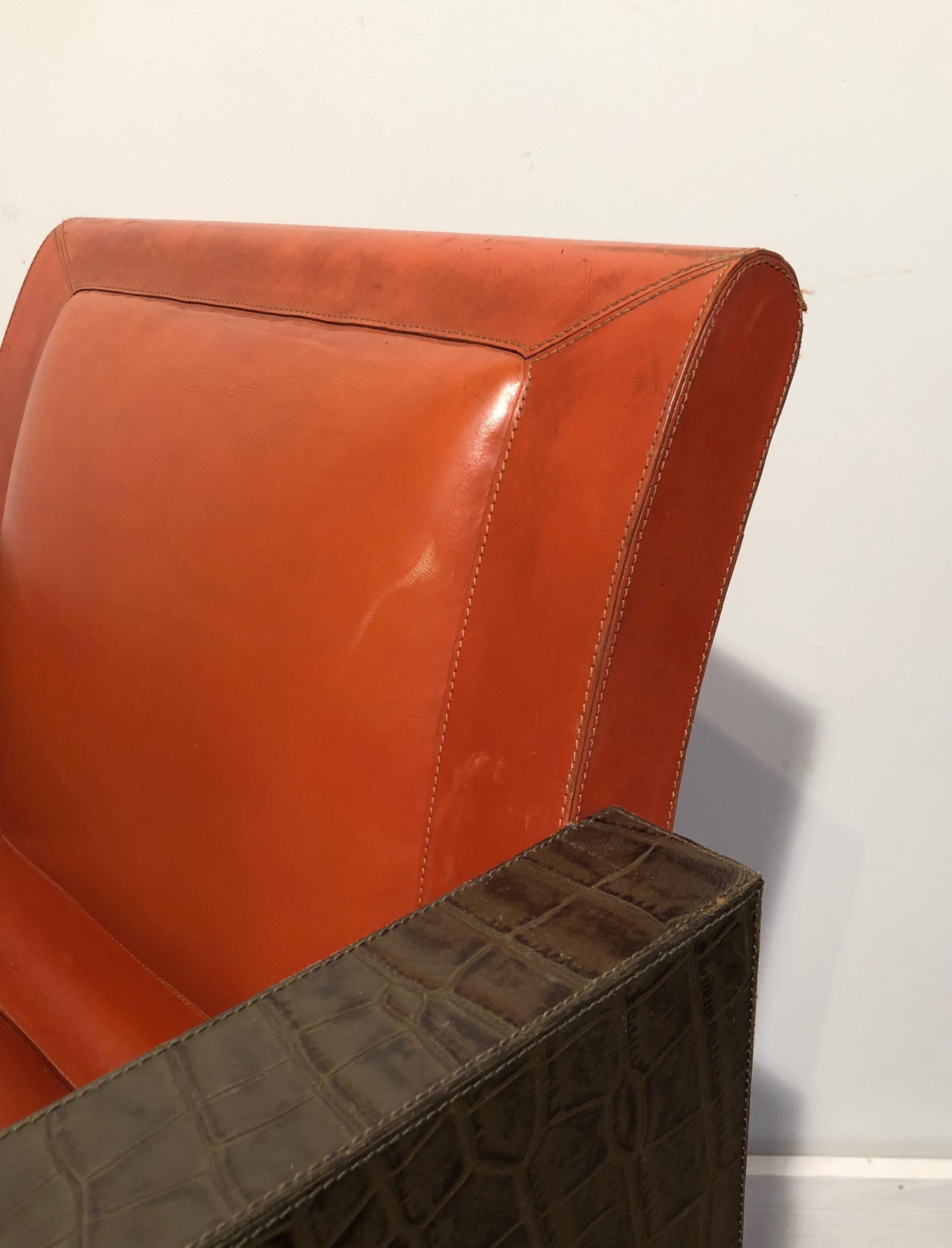 Paar Sessel aus orangefarbenem und braunem Leder (können auch einzeln verkauft werden).  im Angebot 2