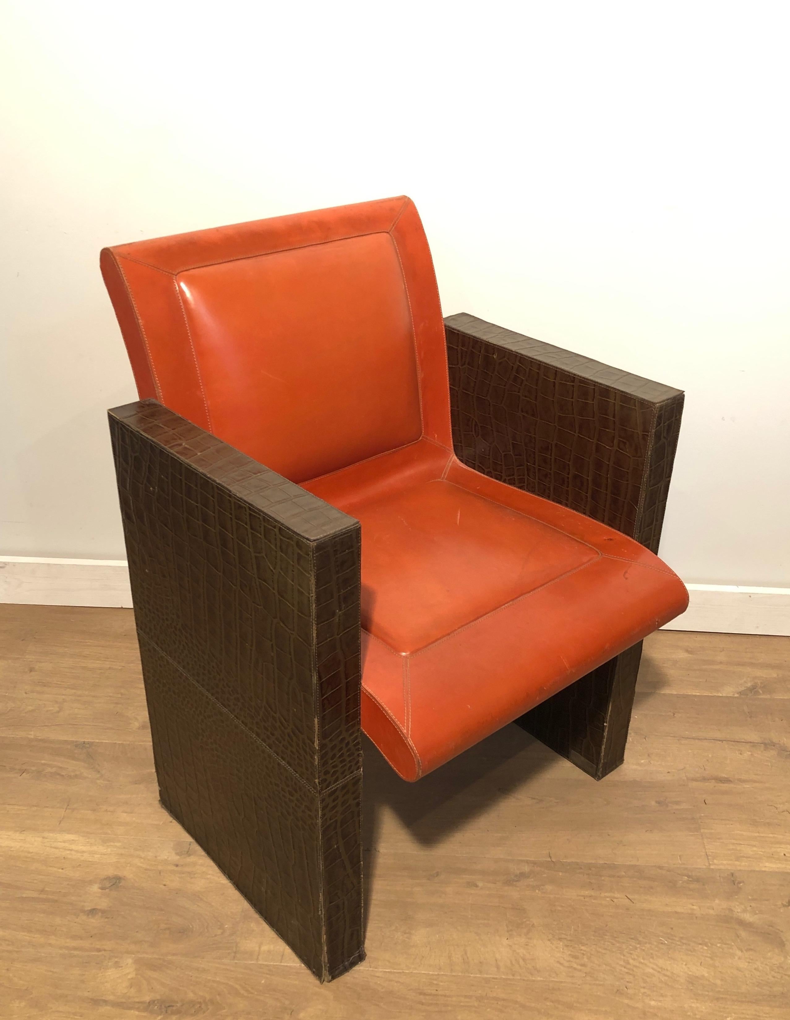 Paar Sessel aus orangefarbenem und braunem Leder (können auch einzeln verkauft werden). Französisch (Moderne der Mitte des Jahrhunderts) im Angebot