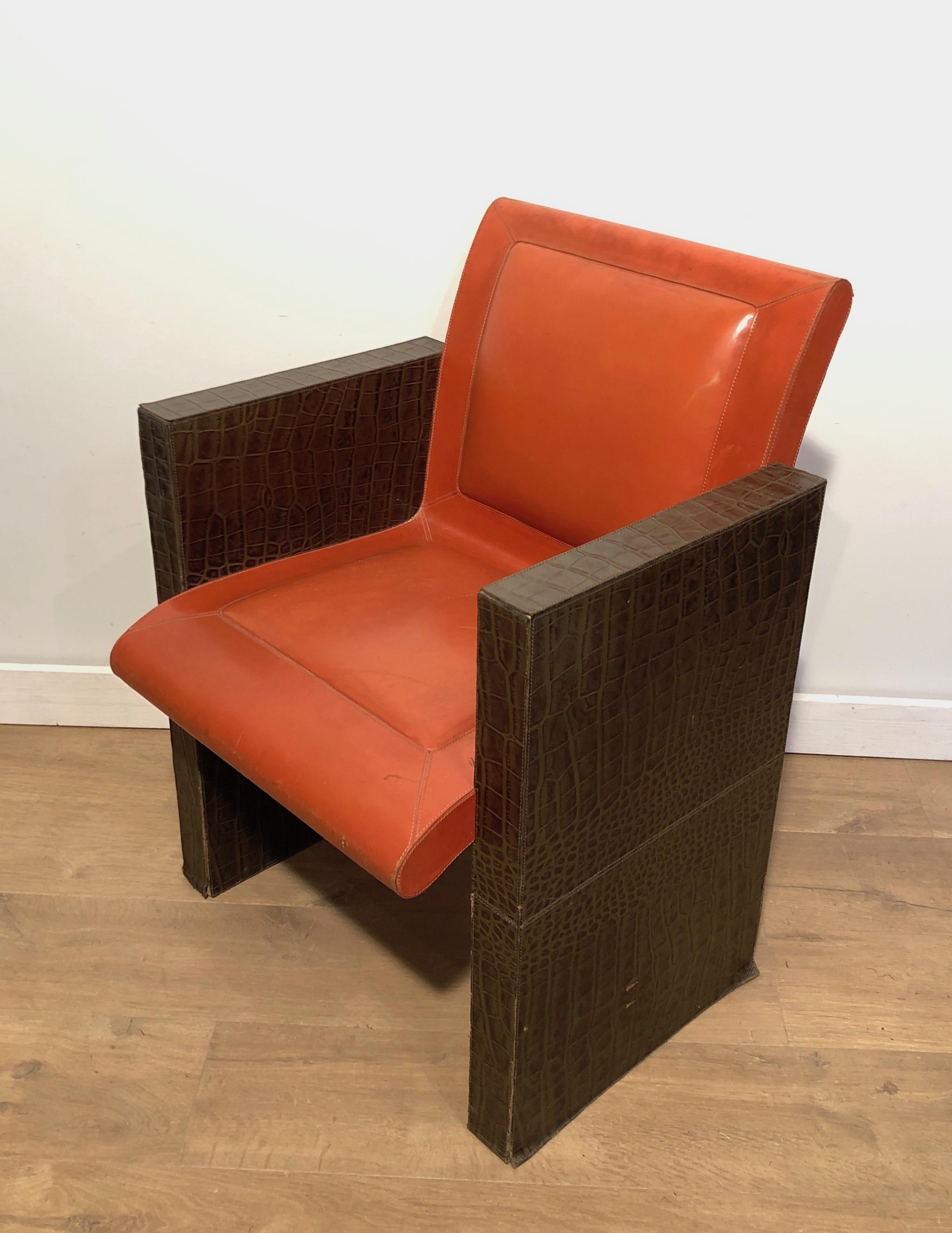 Paar Sessel aus orangefarbenem und braunem Leder (können auch einzeln verkauft werden). Französisch (Ende des 20. Jahrhunderts) im Angebot