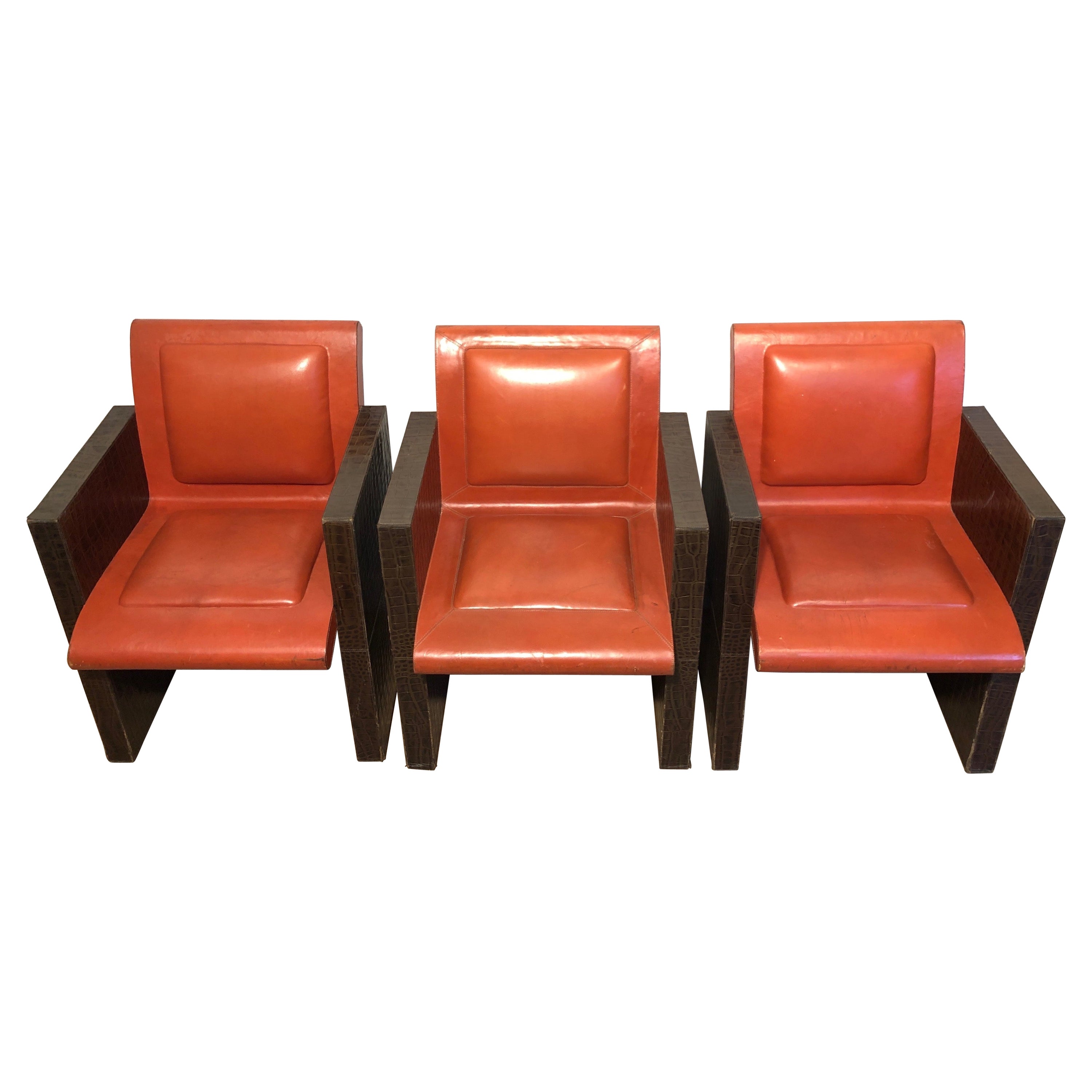 Coppia di poltrone in pelle arancione e marrone (possono essere vendute singolarmente). Francese