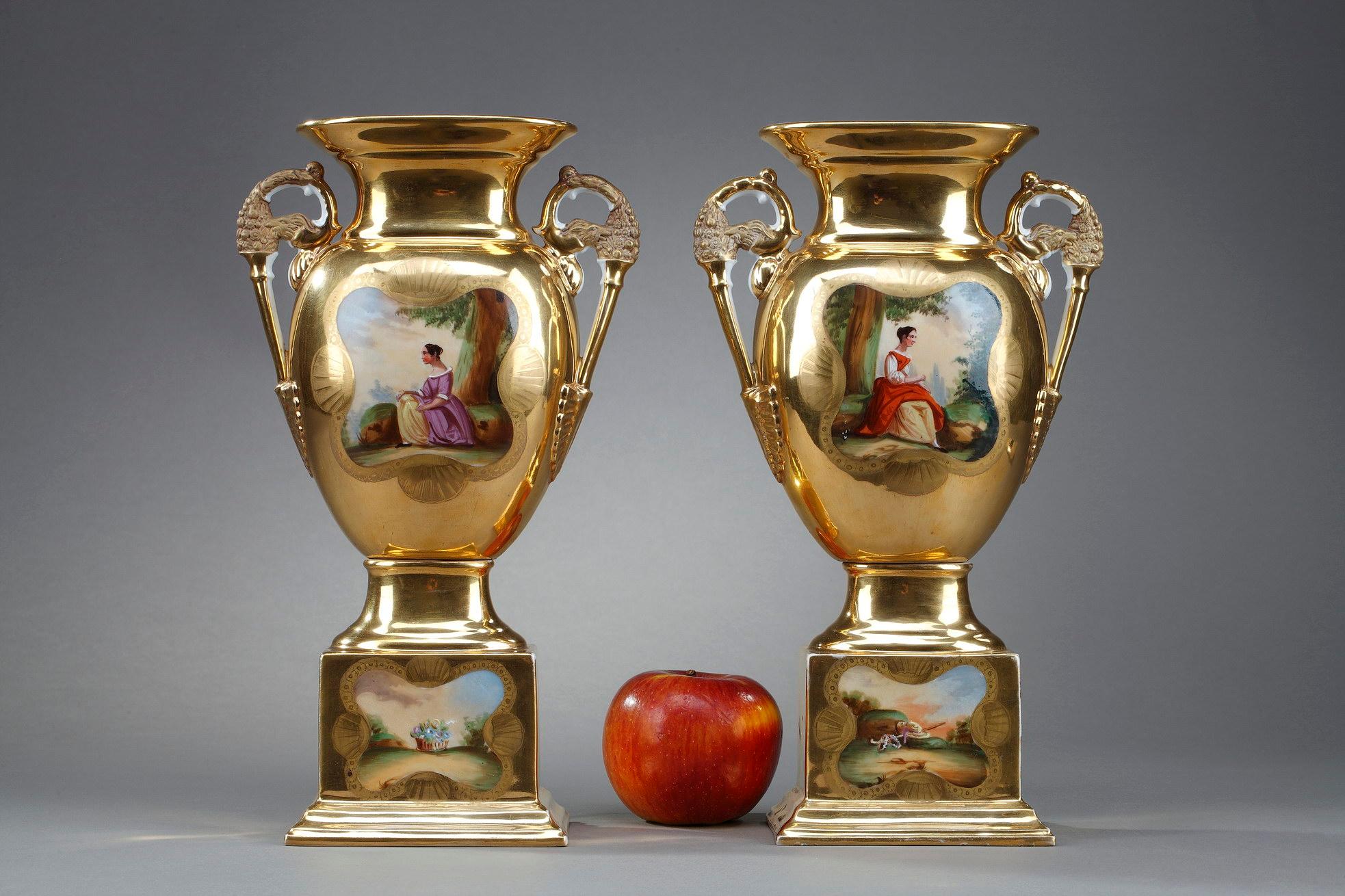 Pair of oratory vases of the Louis-Philippe period in Paris porcelain with golden highlights and polychrome decoration in reserves of Elegantes representing two young women in a forest setting, dressed in summer colors. The handles are engraved with