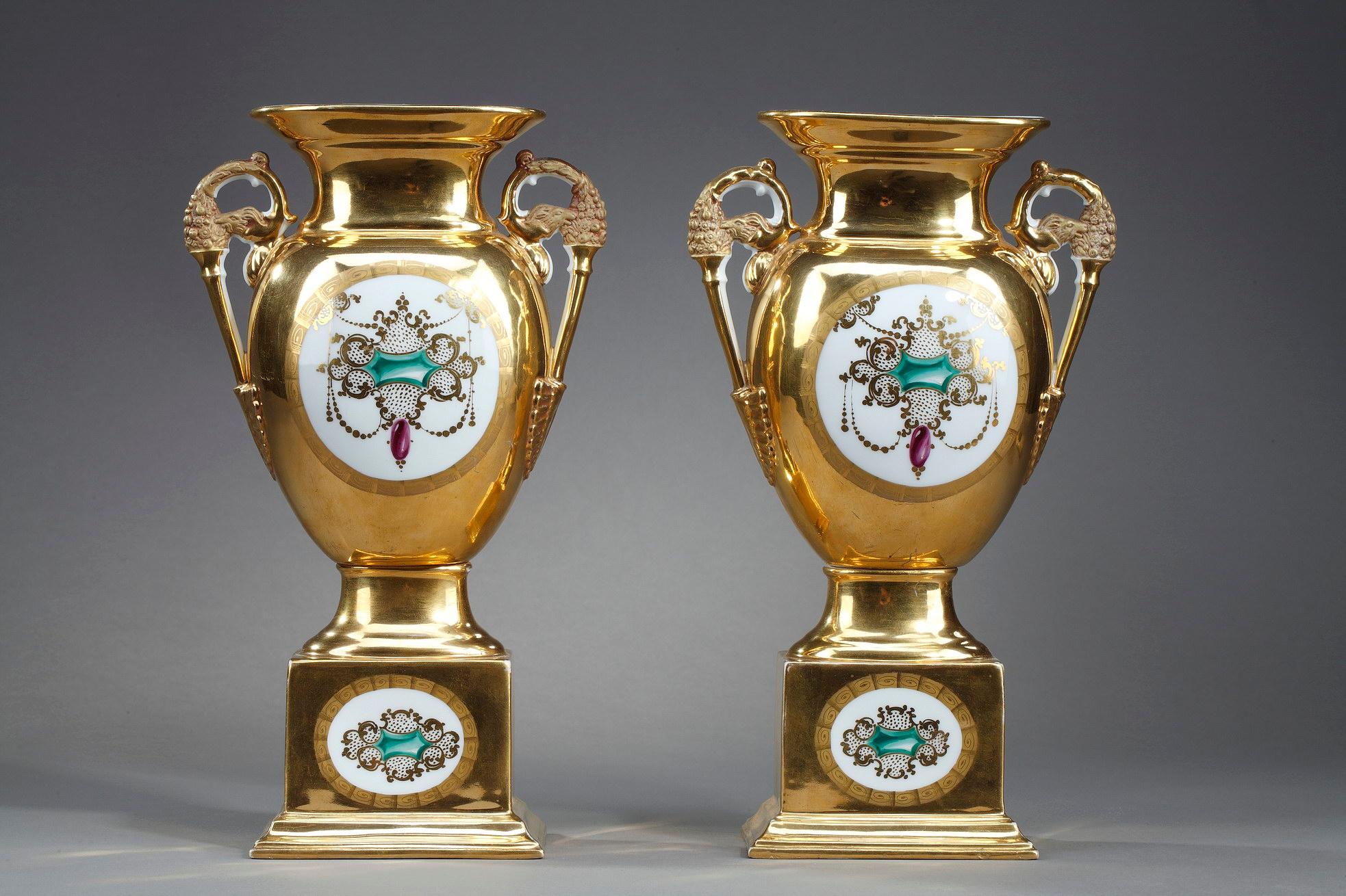 Paar Oratory-Vasen aus Pariser Porzellan (Louis Philippe) im Angebot