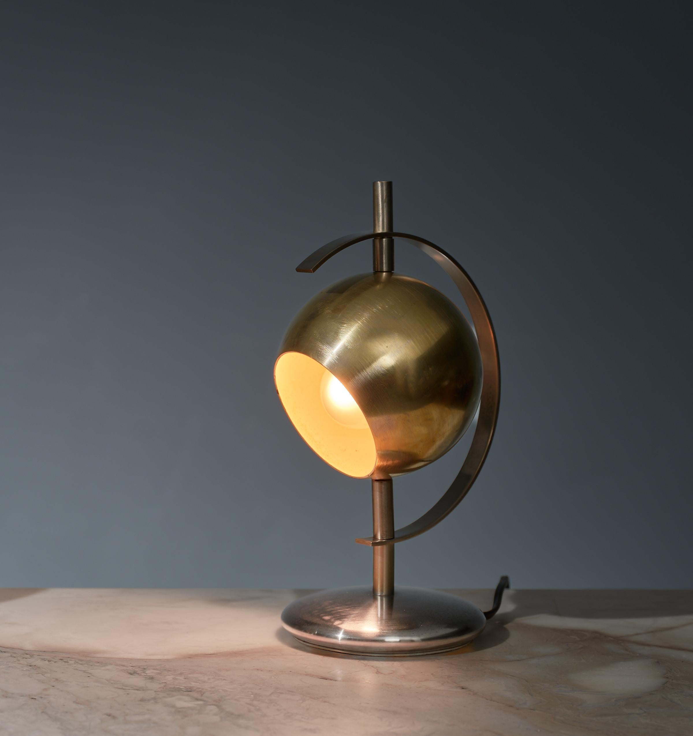 Introducing an alluring pair of Italian table lamps from the 1970s, designed with a striking combination of steel and brass-plated steel. These unique lamps feature spherical diffusers that rotate on the axis of their slender stems, allowing for