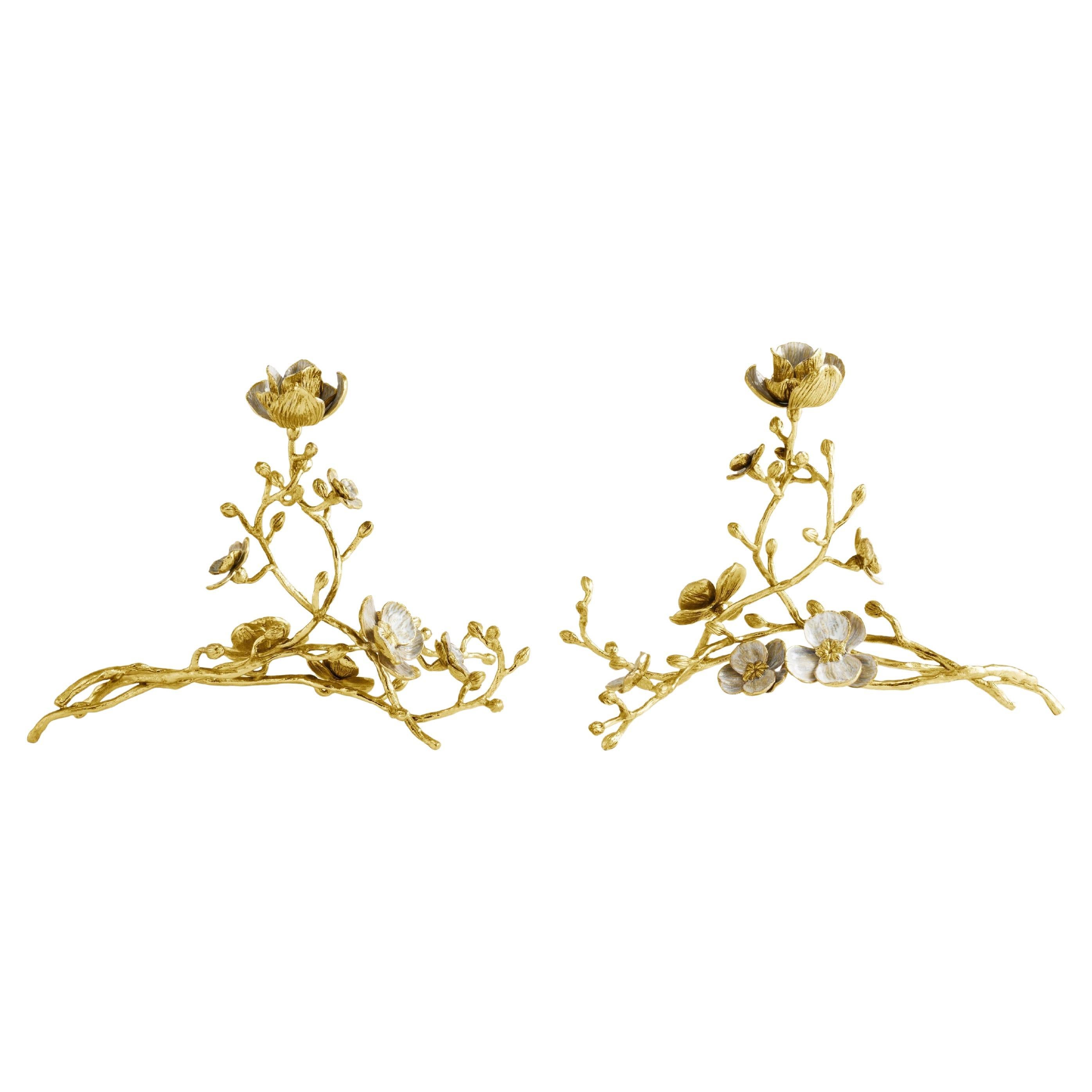 Coppia di portacandele Orchidea, realizzati in ottone e smalto bianco. in vendita